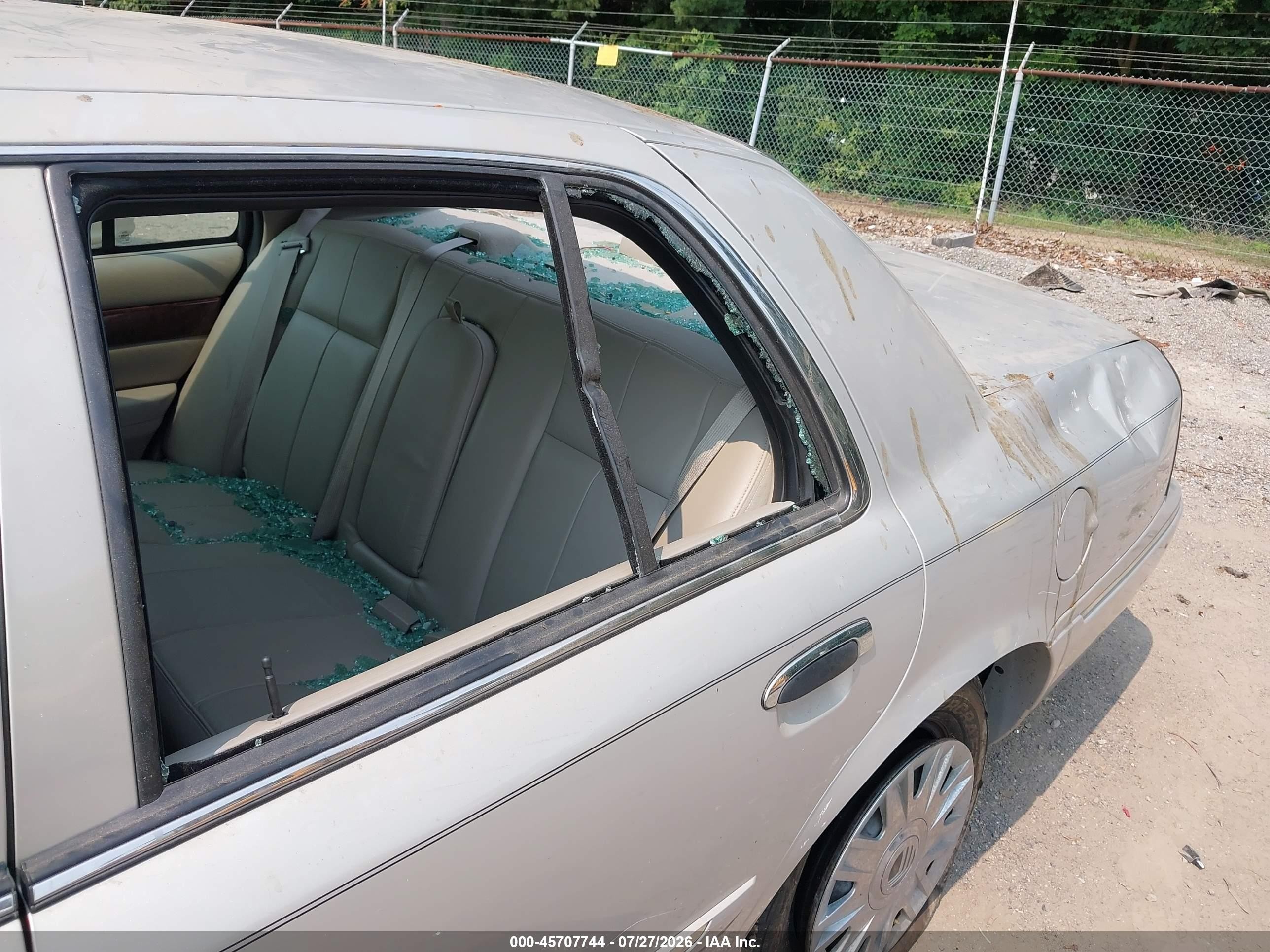 2006 Mercury Grand Marquis Gs Beige vin: 2MEFM74VX6X625494