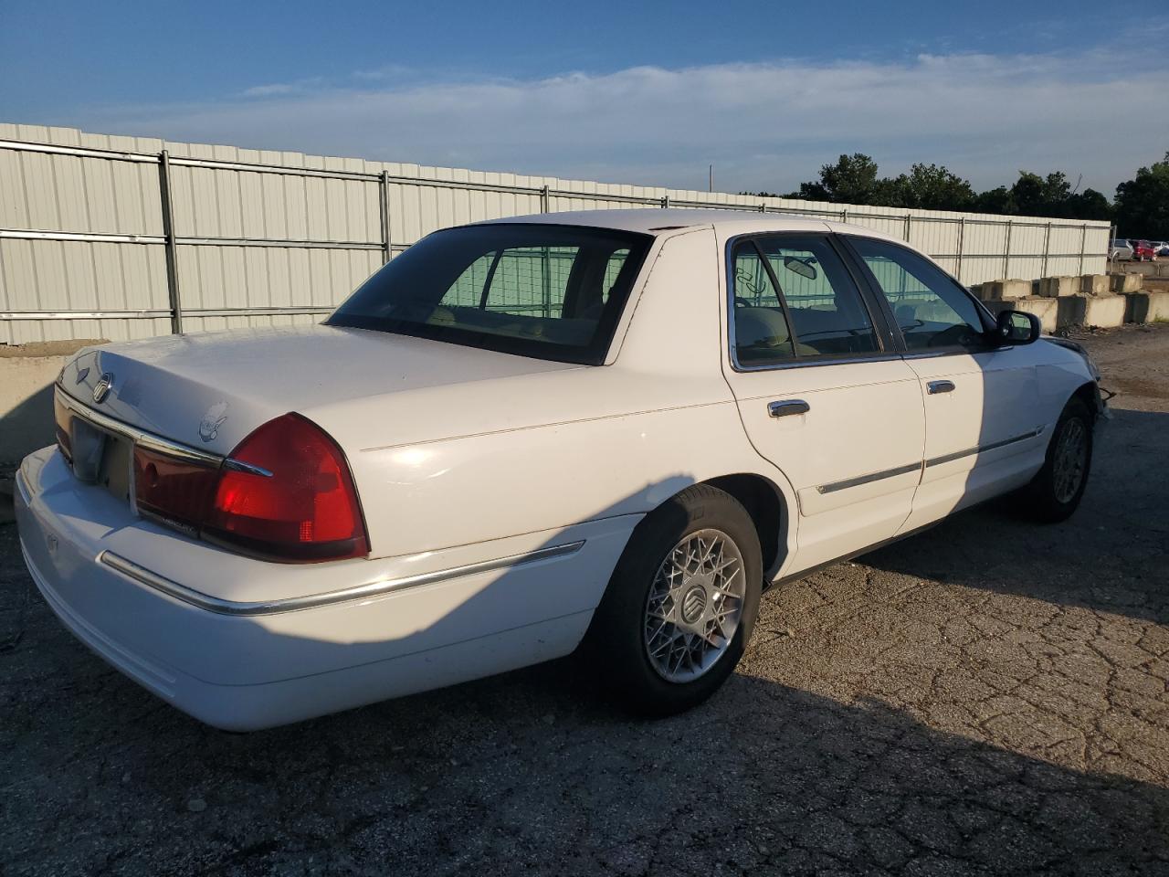 2002 Mercury Grand Marquis Gs White vin: 2MEFM74W02X656272