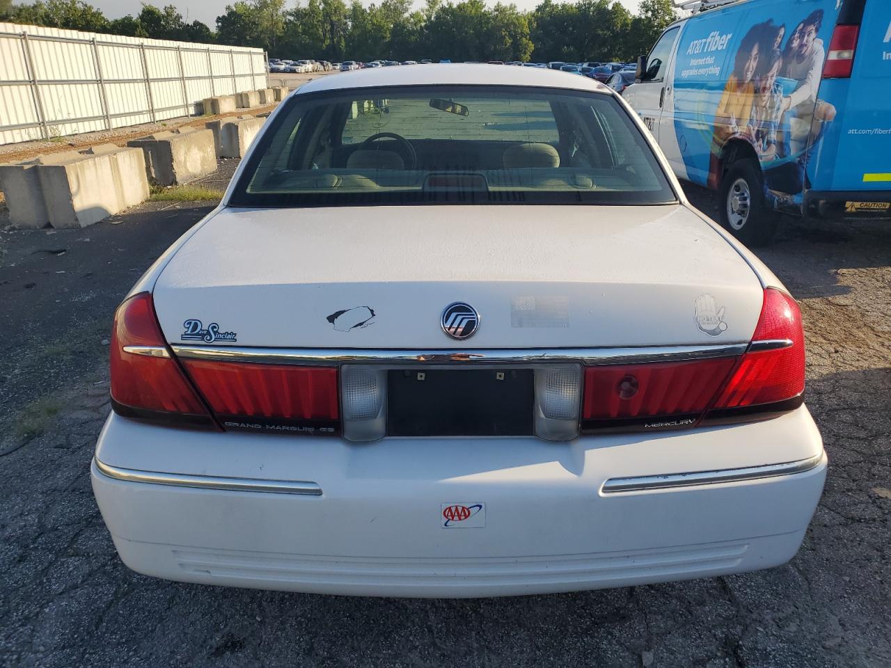 2002 Mercury Grand Marquis Gs White vin: 2MEFM74W02X656272