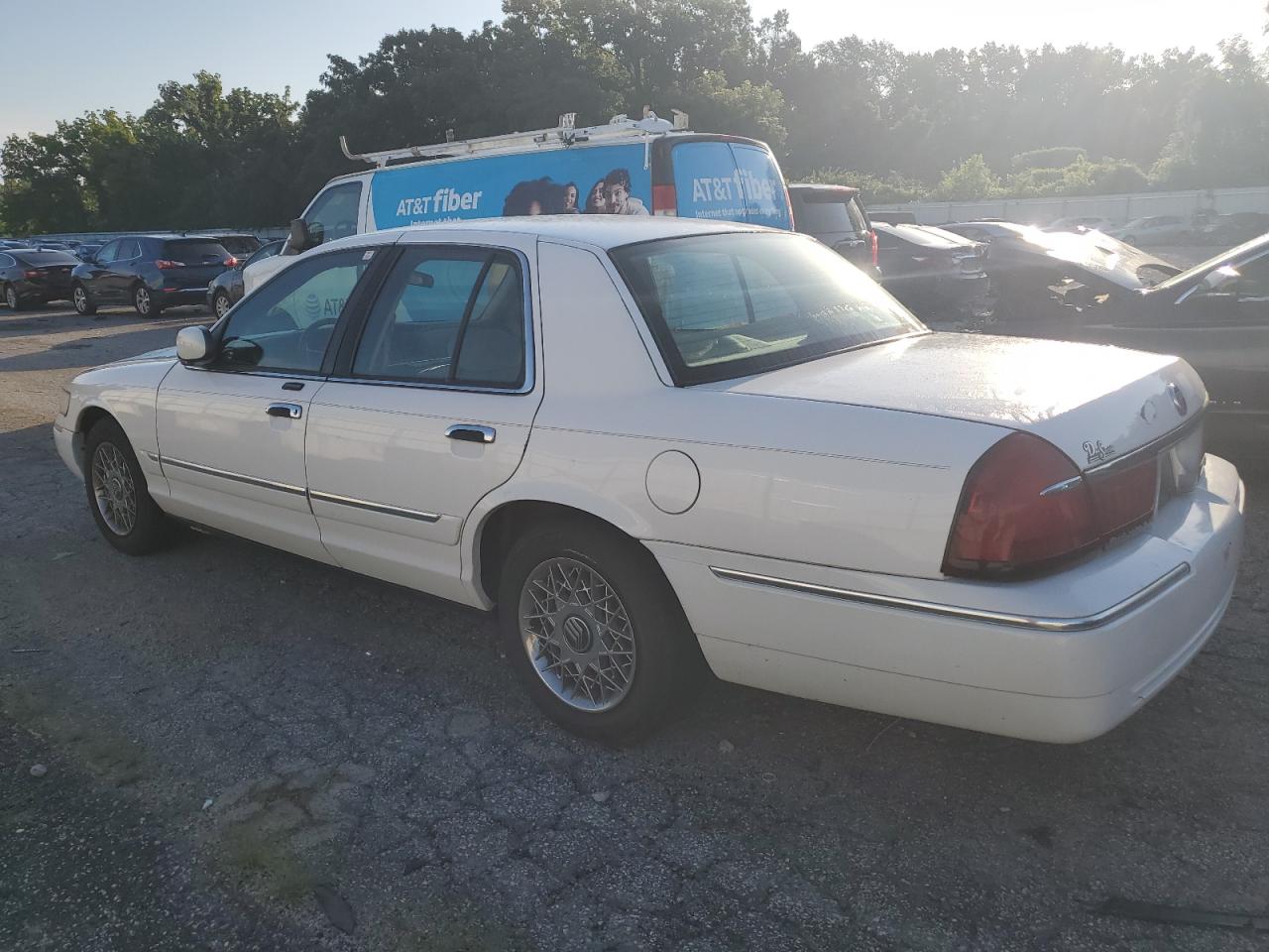 2002 Mercury Grand Marquis Gs White vin: 2MEFM74W02X656272
