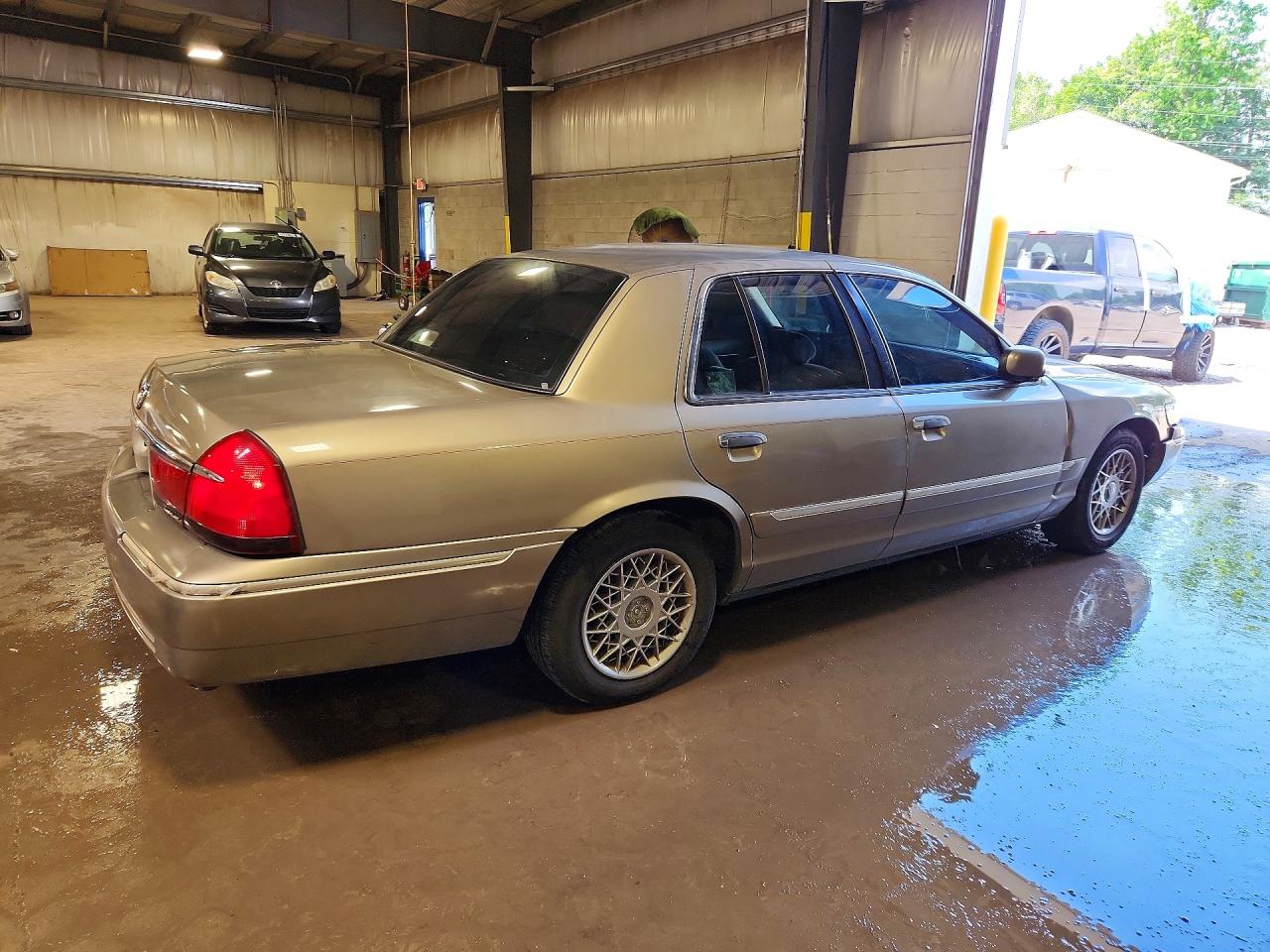 2002 Mercury Grand Marquis Gs Beige vin: 2MEFM74W02X664503