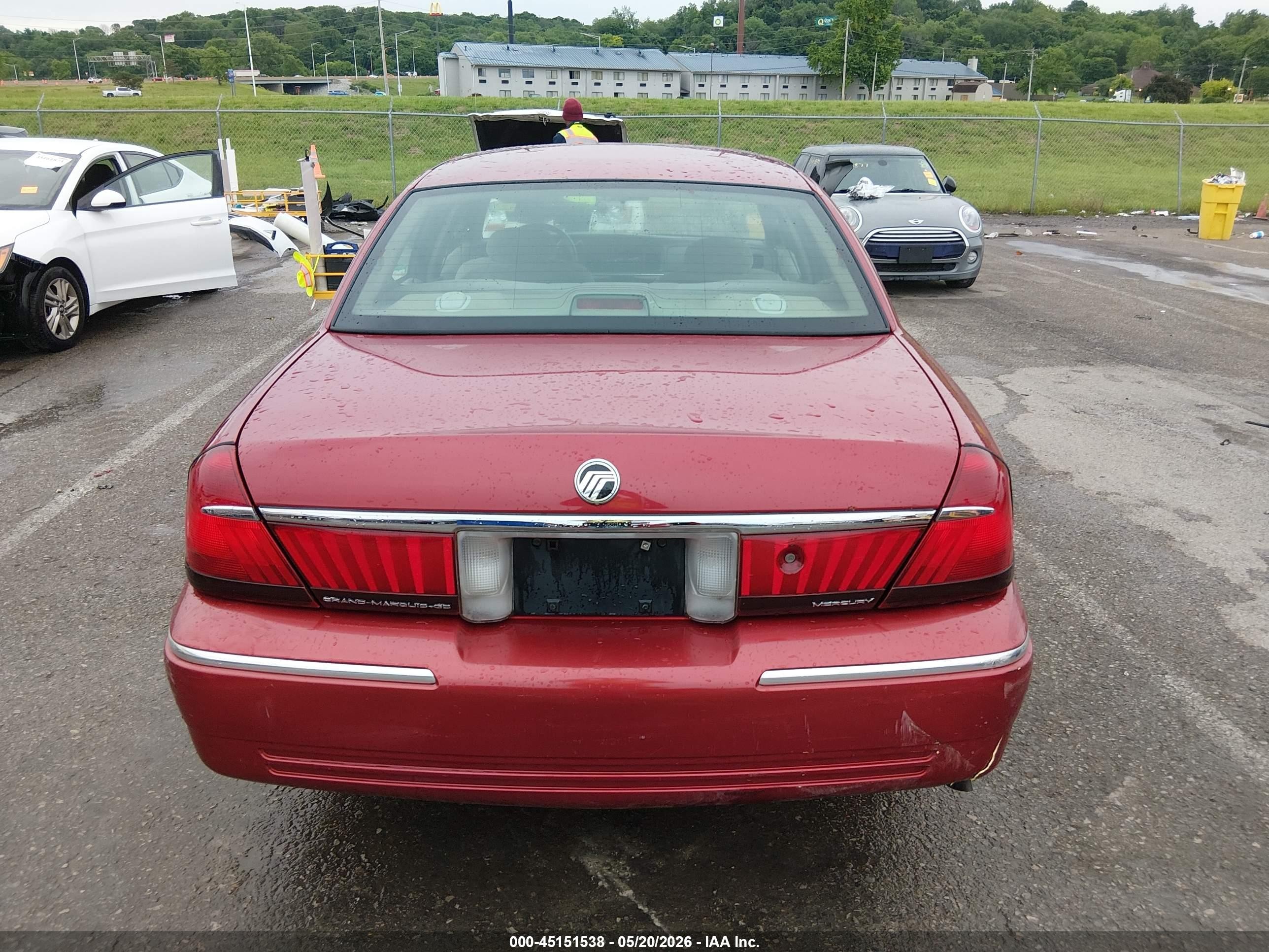 2001 Mercury Grand Marquis Gs Red vin: 2MEFM74W11X631024