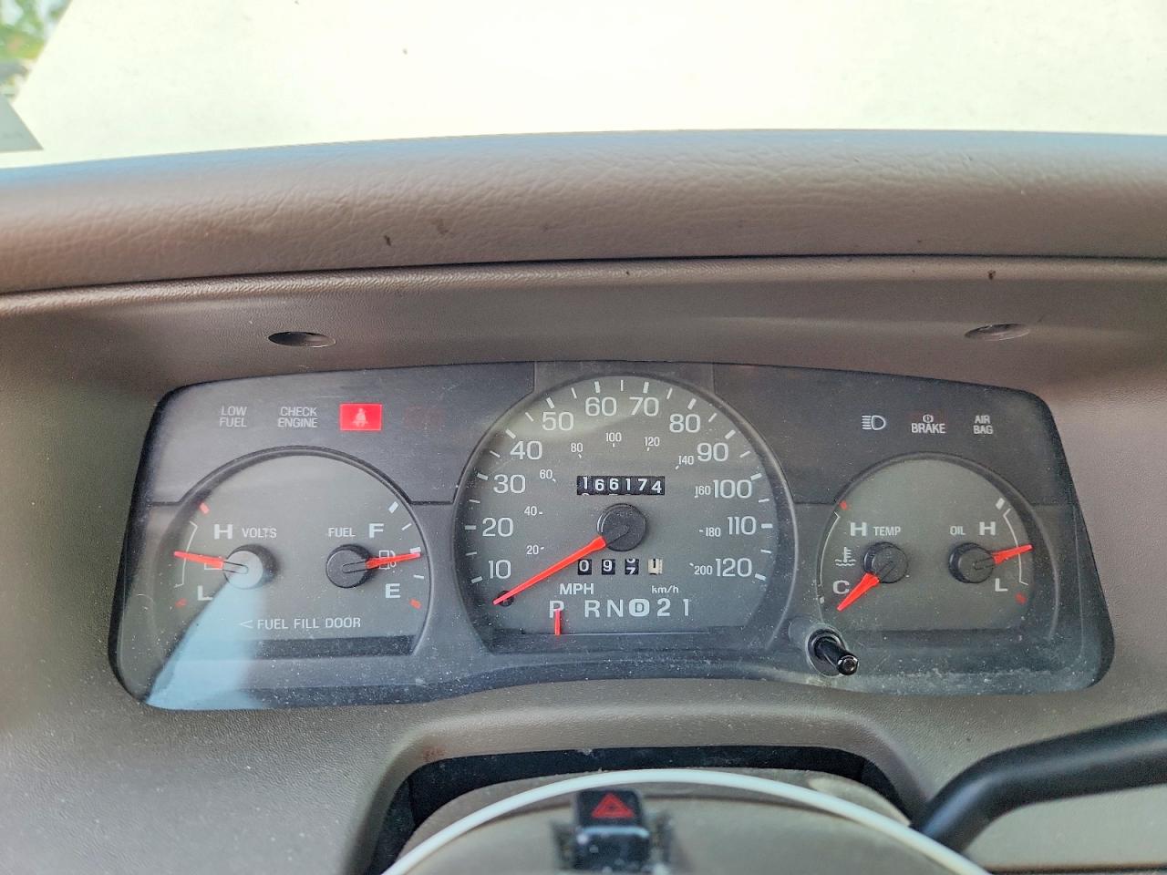 2002 Mercury Grand Marquis Gs White vin: 2MEFM74W12X601815