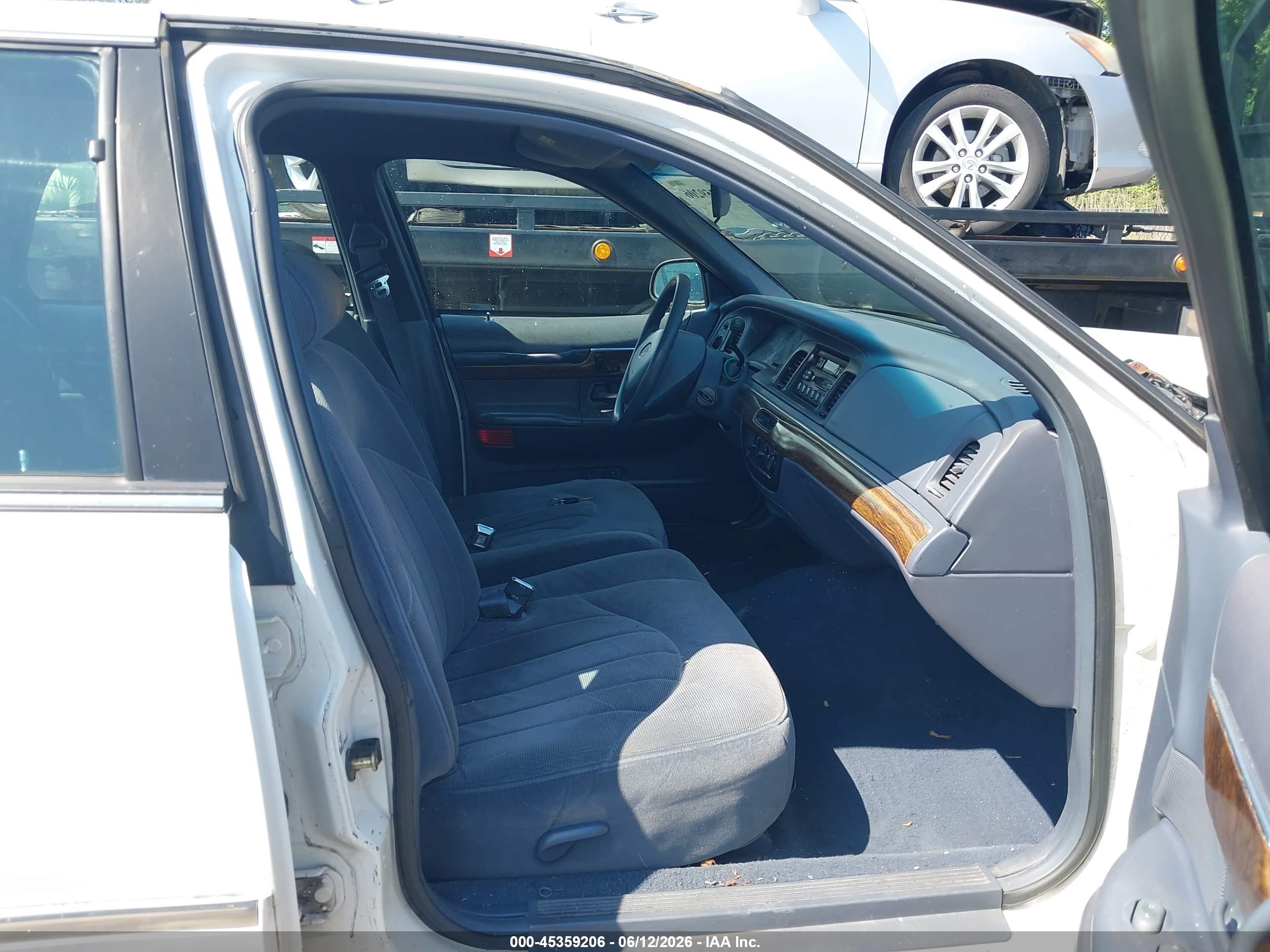1998 Mercury Grand Marquis   Белый vin: 2MEFM74W1WX685009
