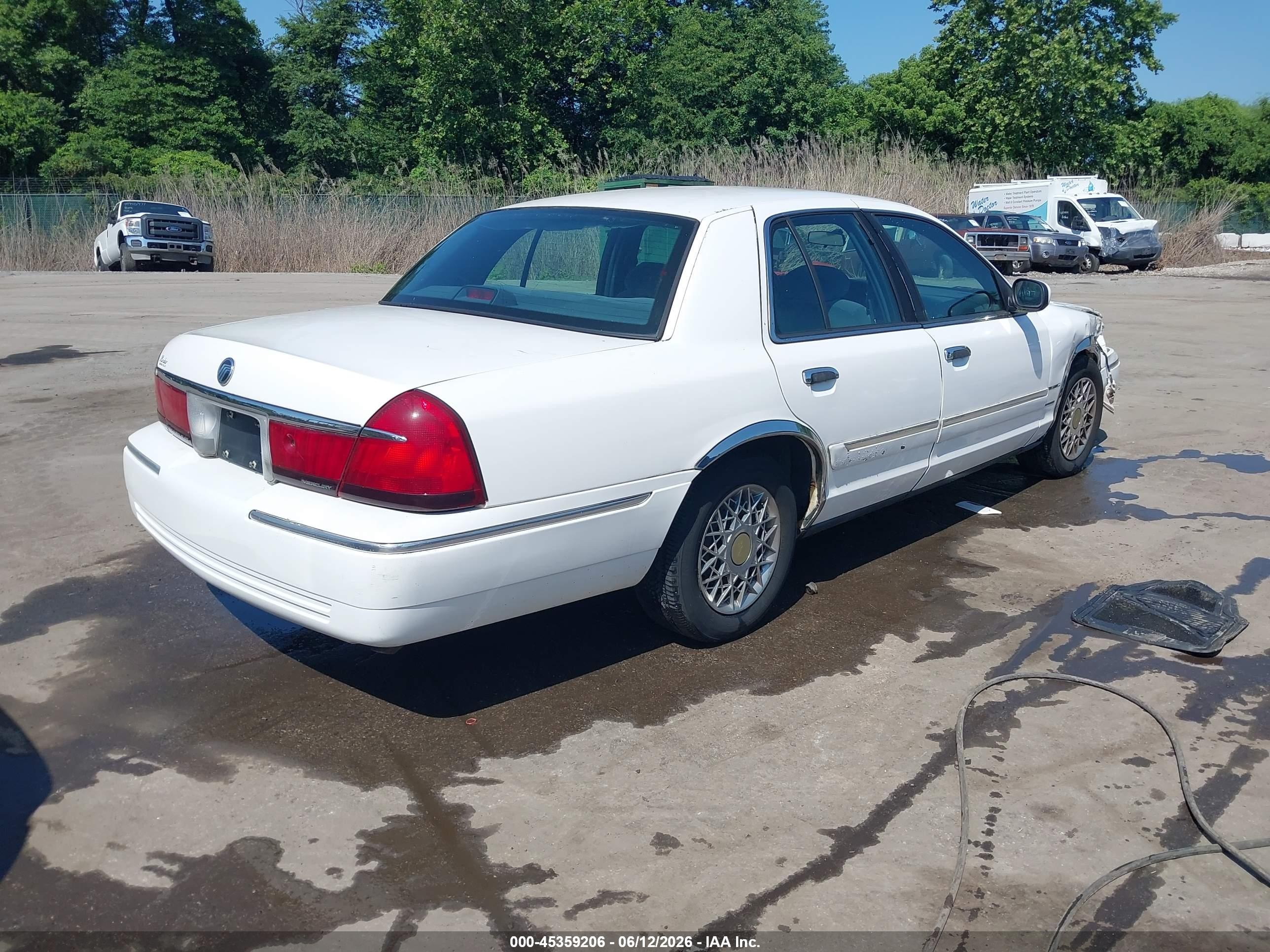 1998 Mercury Grand Marquis   Белый vin: 2MEFM74W1WX685009