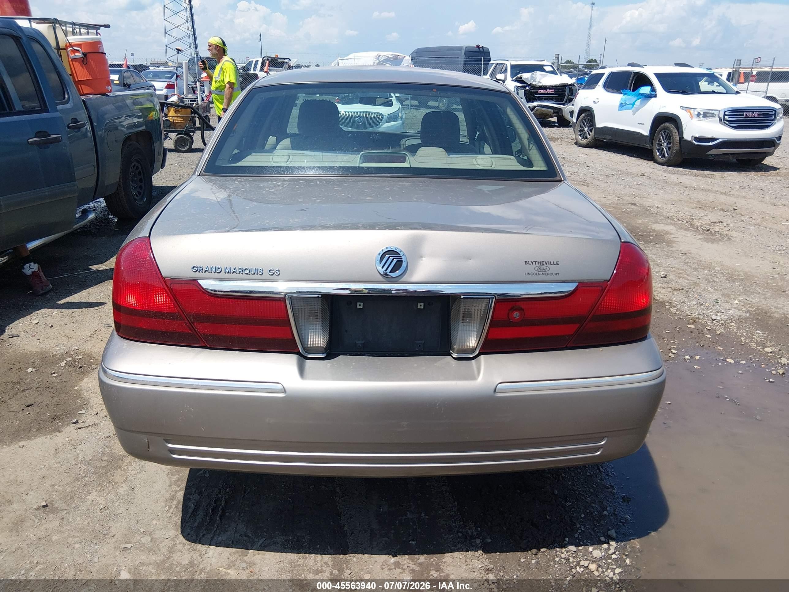 2003 Mercury Grand Marquis Gs Beige vin: 2MEFM74W23X614963