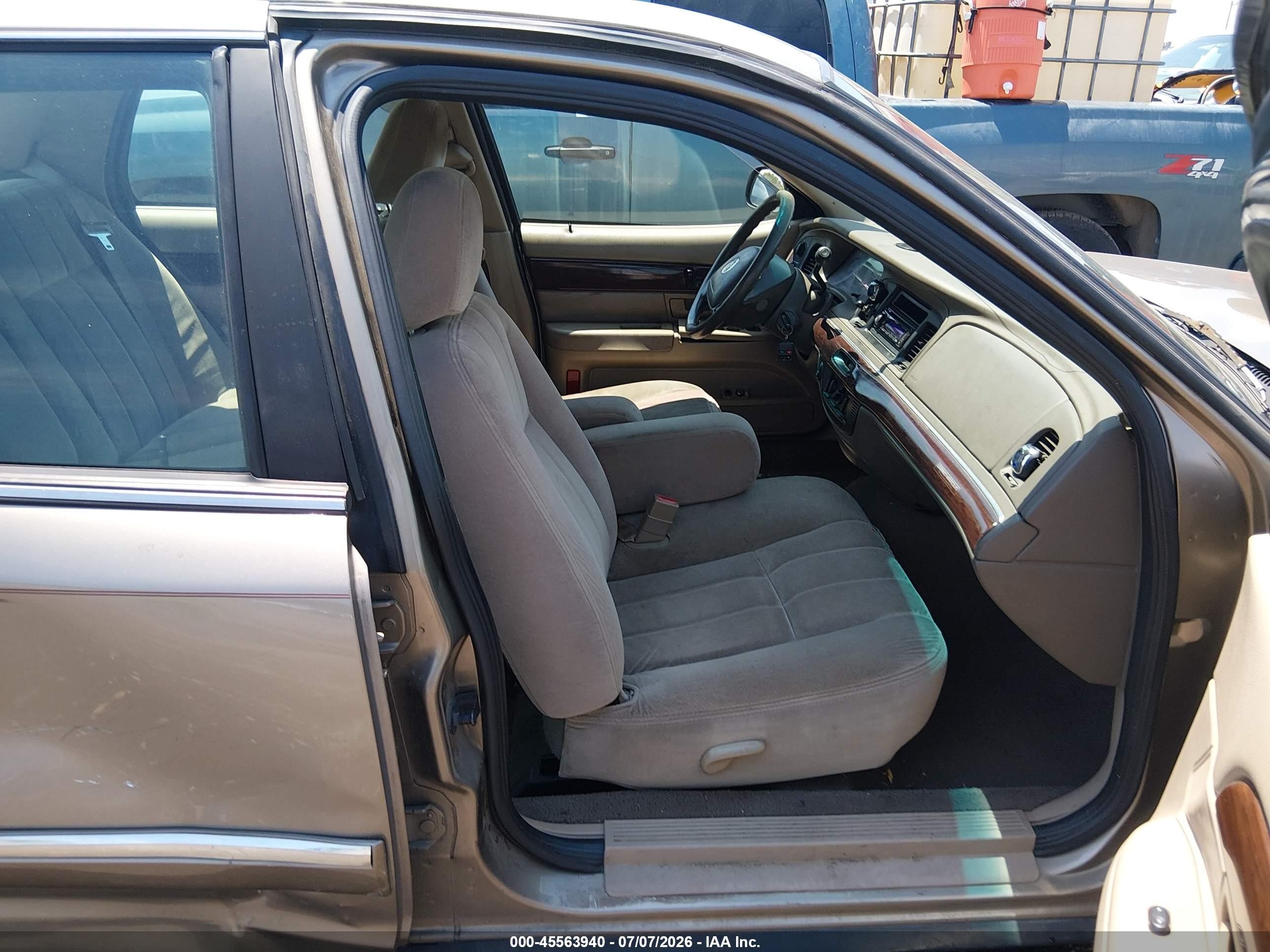 2003 Mercury Grand Marquis Gs Beige vin: 2MEFM74W23X614963