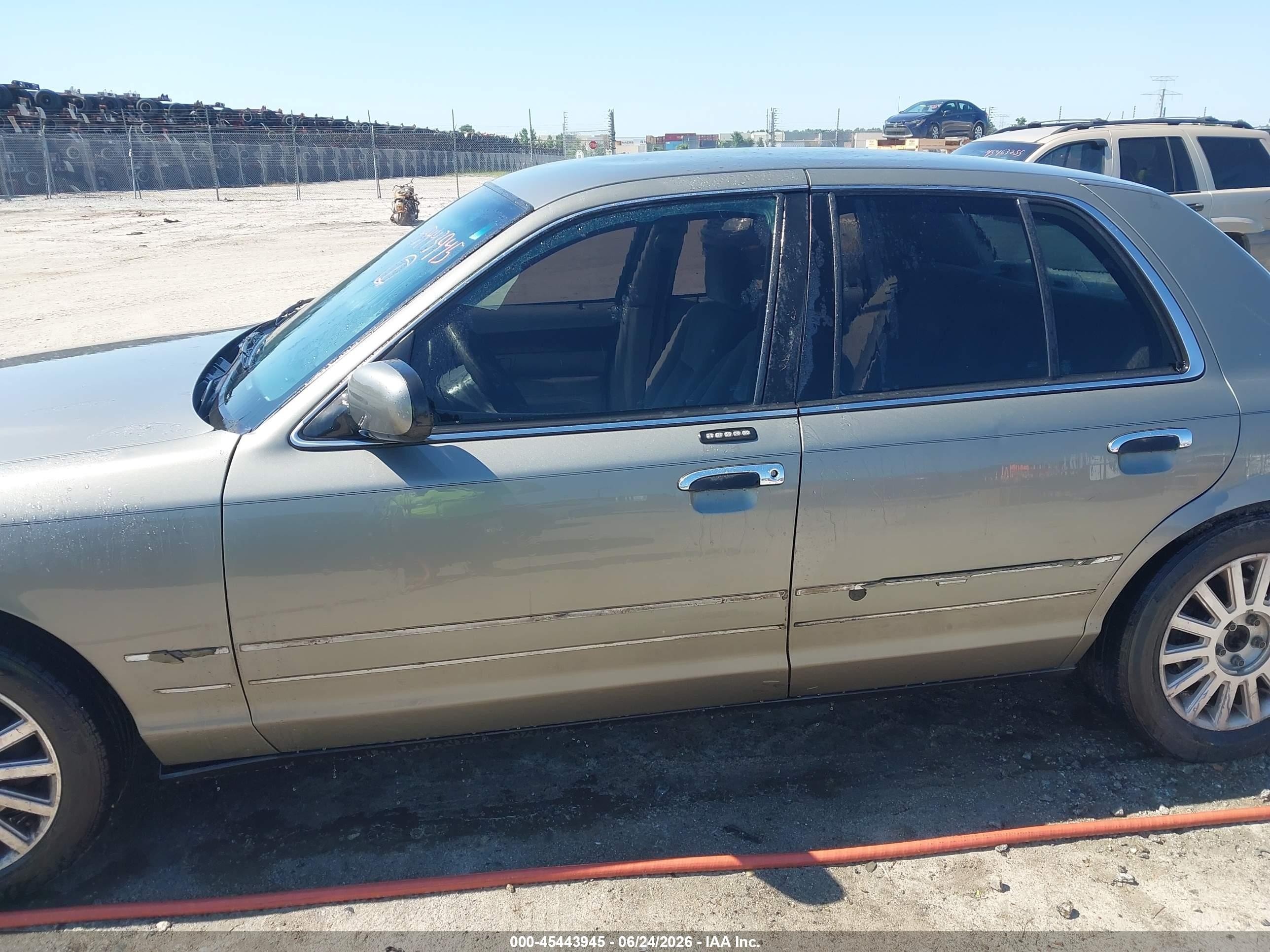 2003 Mercury Grand Marquis Gs Серый vin: 2MEFM74W23X624103