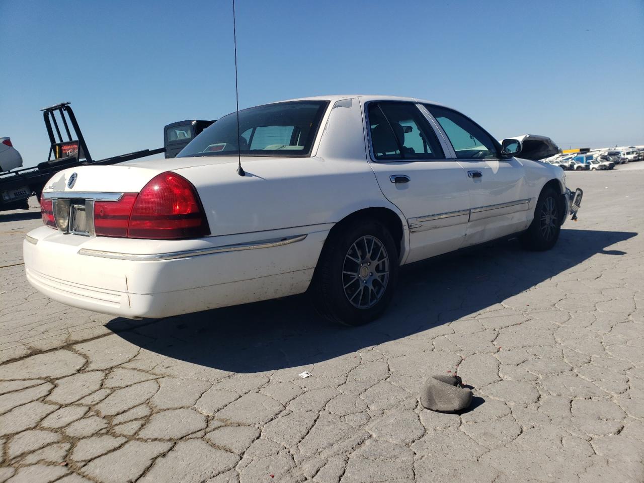 2005 Mercury Marquis White vin: 2MEFM74W25X635718