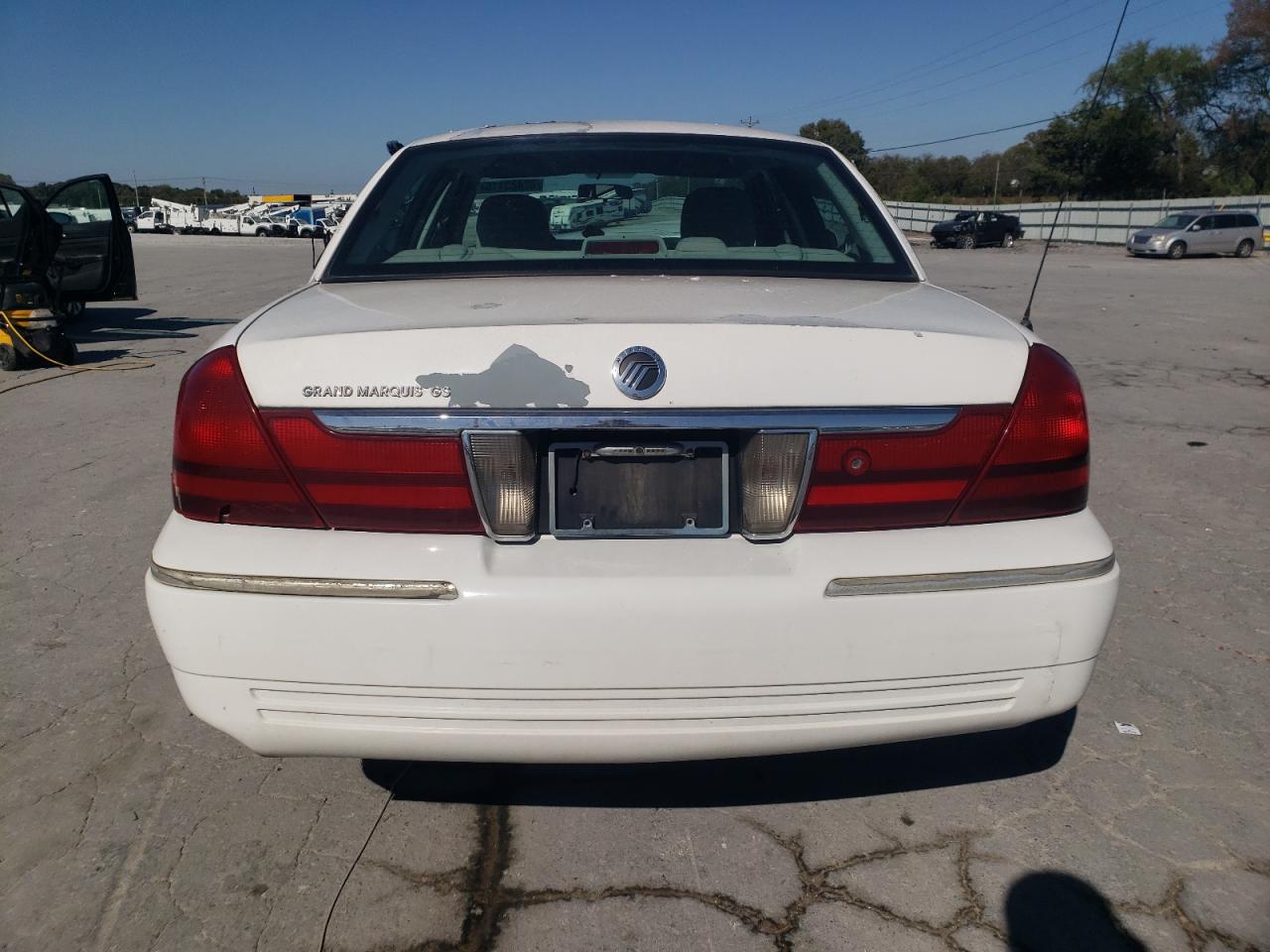 2005 Mercury Marquis White vin: 2MEFM74W25X635718