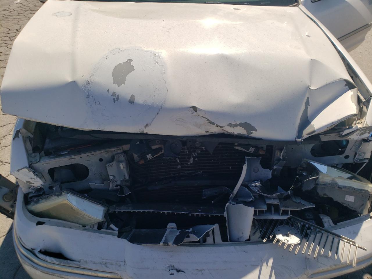 2005 Mercury Marquis White vin: 2MEFM74W25X635718