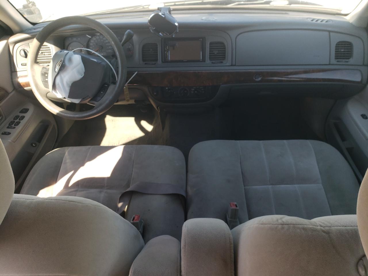 2005 Mercury Marquis White vin: 2MEFM74W25X635718