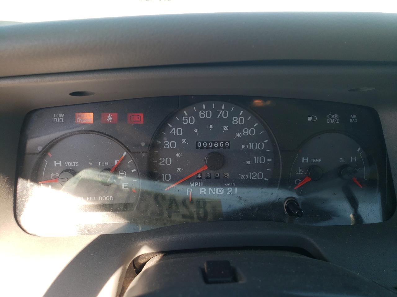 2005 Mercury Marquis White vin: 2MEFM74W25X635718