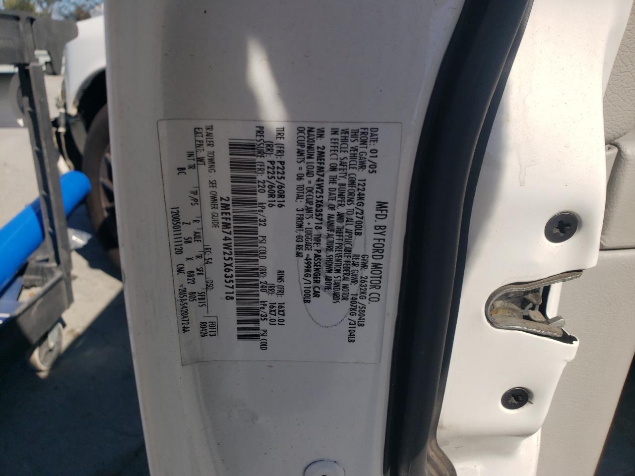 2005 Mercury Marquis White vin: 2MEFM74W25X635718