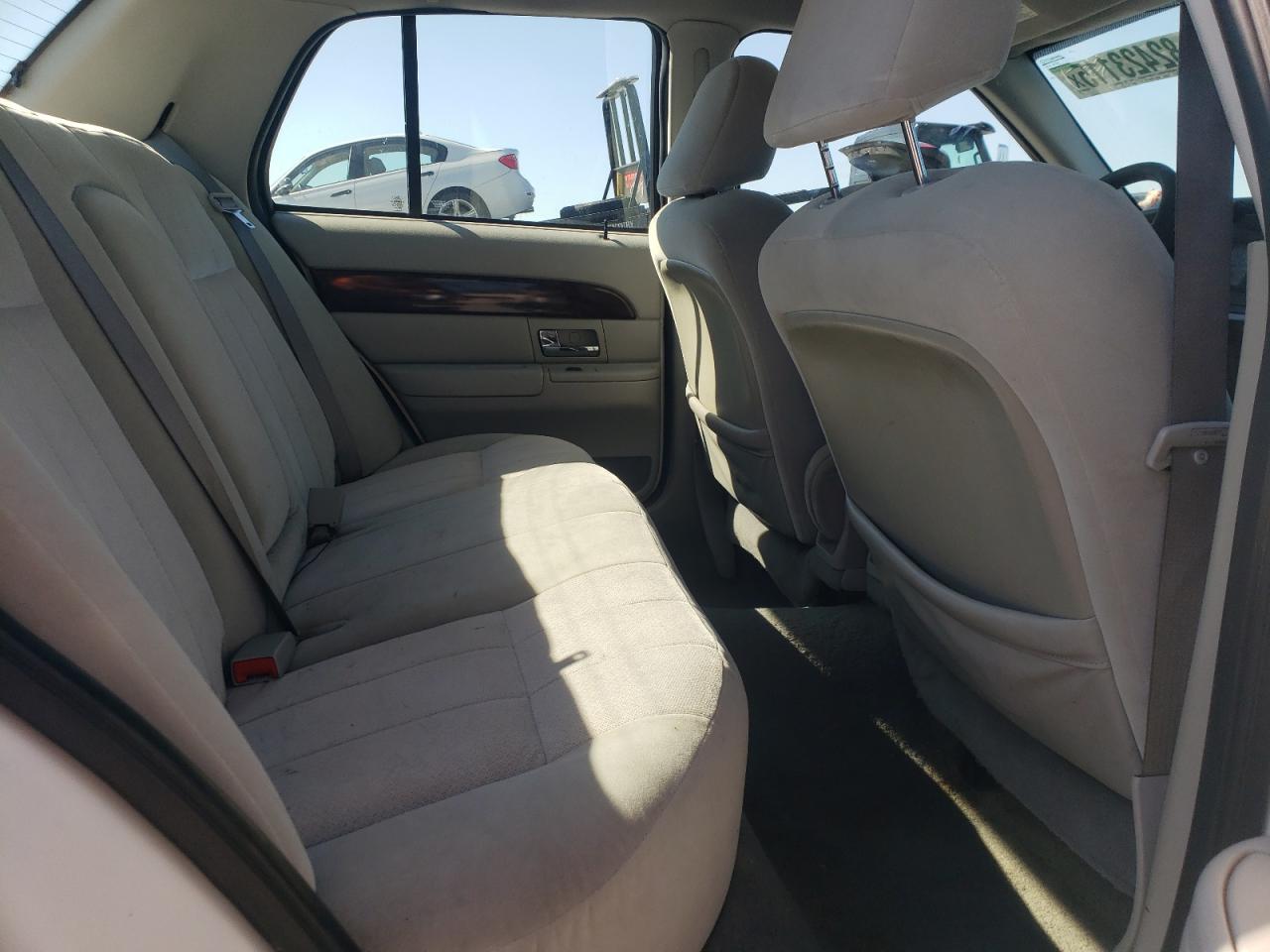 2005 Mercury Marquis White vin: 2MEFM74W25X635718
