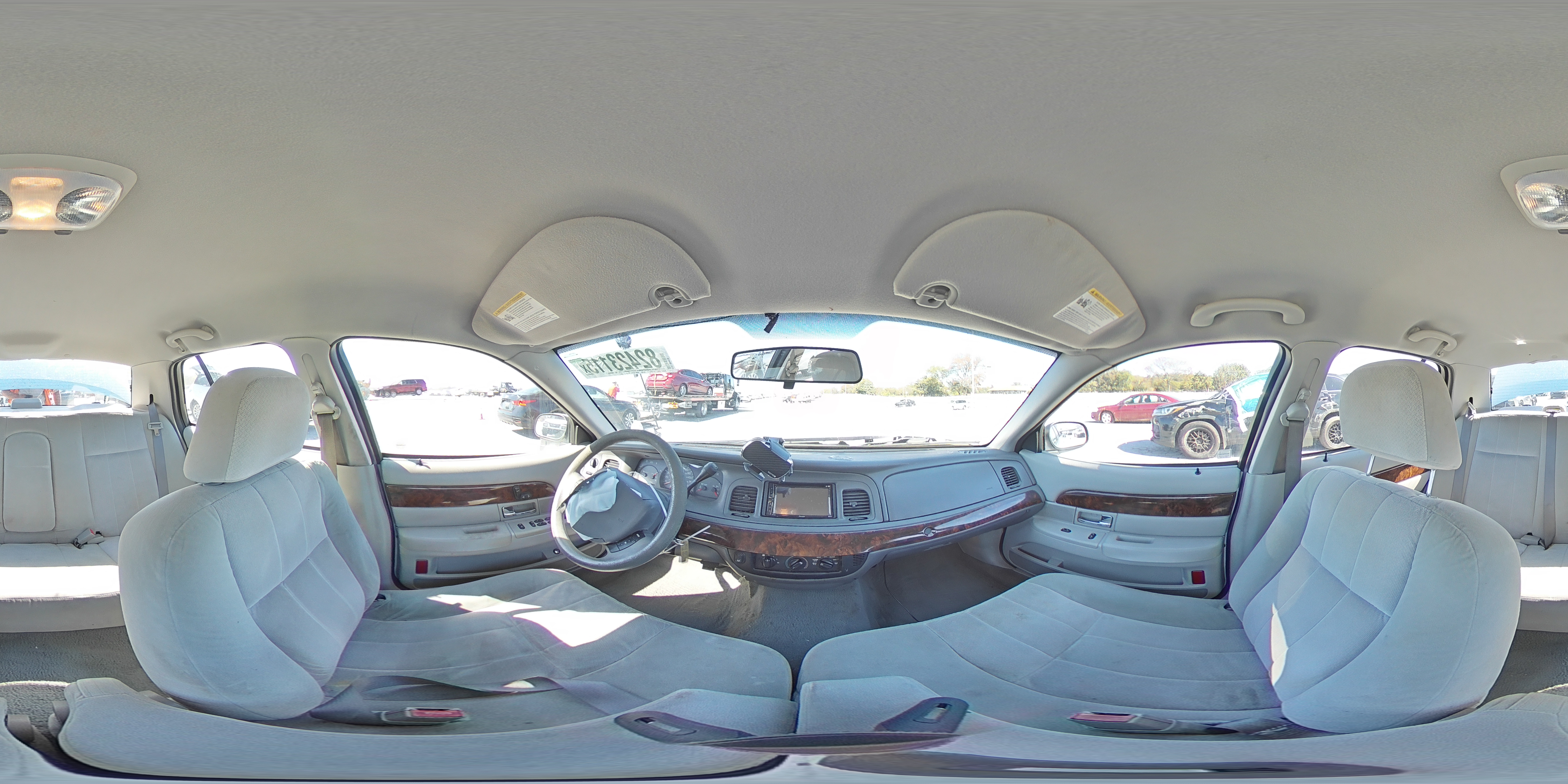 2005 Mercury Marquis White vin: 2MEFM74W25X635718