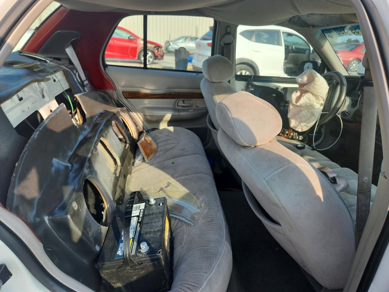 1998 Mercury Grand Marquis Gs Белый vin: 2MEFM74W2WX623246