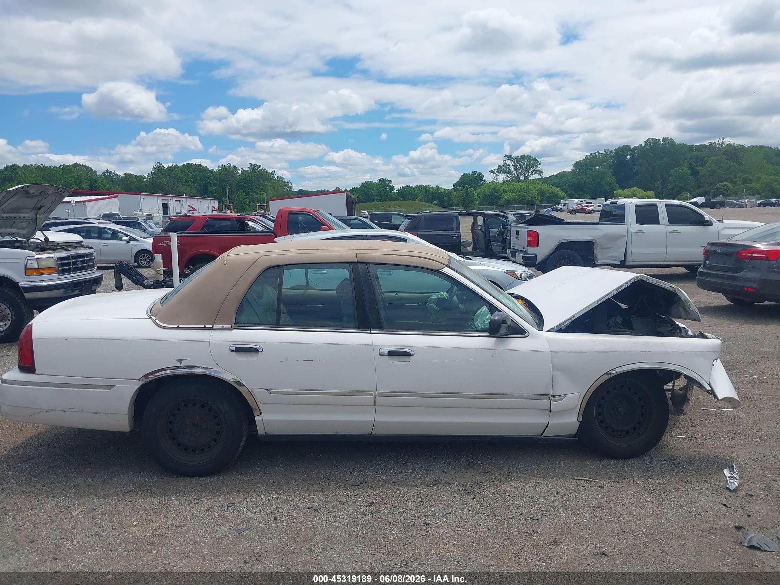 2000 Mercury Grand Marquis Gs White vin: 2MEFM74W2YX677147
