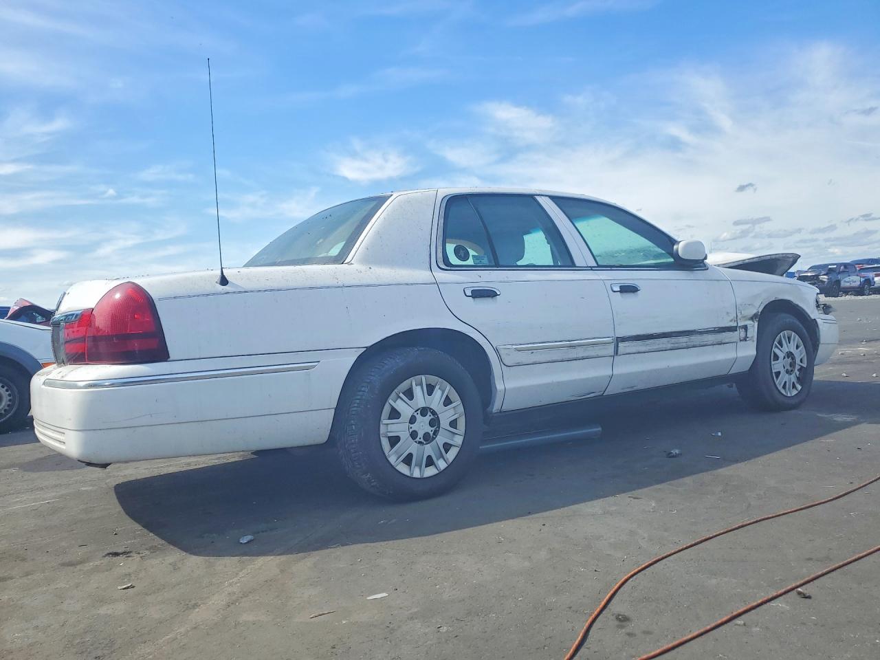 2005 Mercury Grand Marquis Gs White vin: 2MEFM74W35X673264