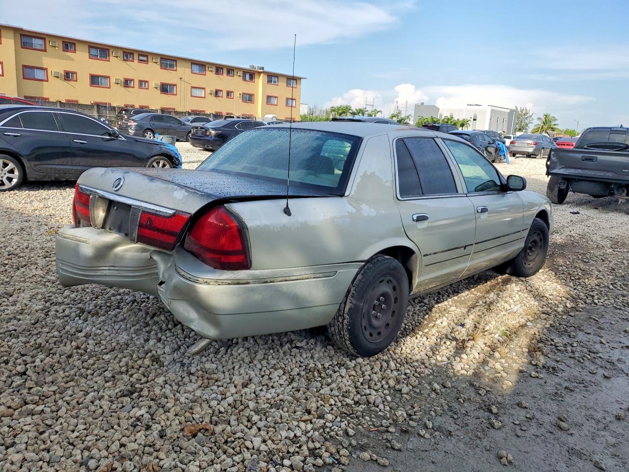 2005 Mercury Grand Marquis Gs Beige vin: 2MEFM74W45X639611