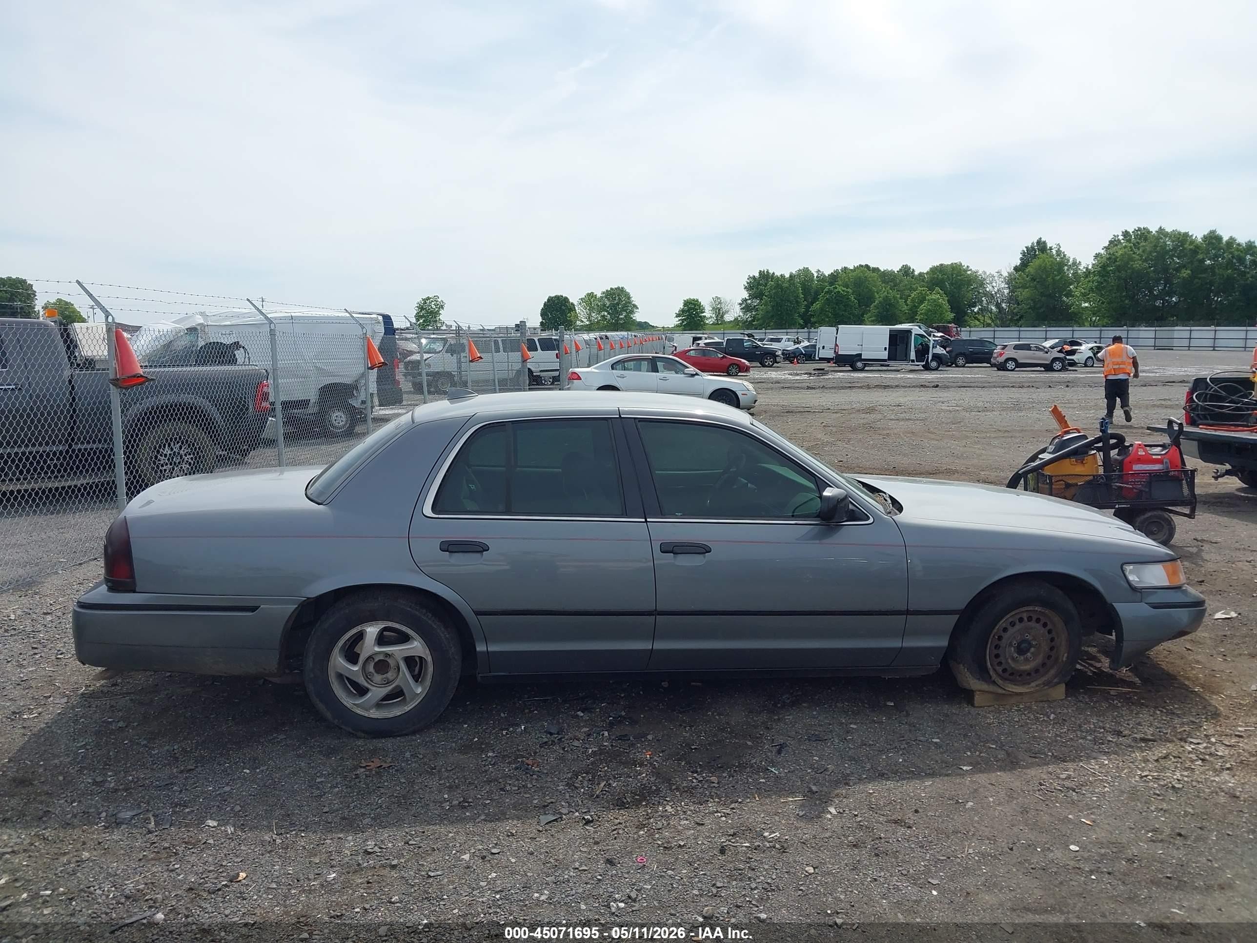 2000 Mercury Grand Marquis Gs Gray vin: 2MEFM74W4YX635529