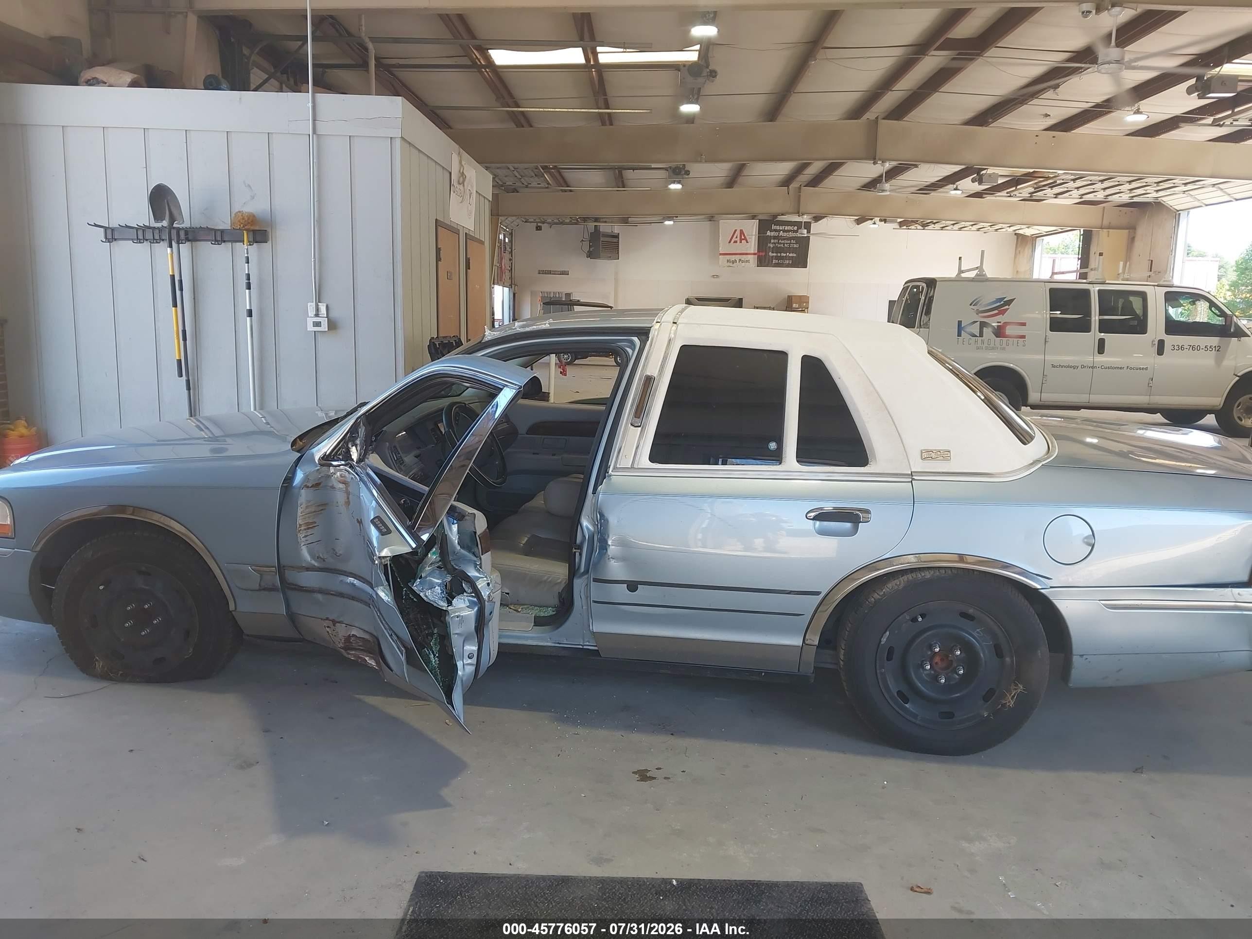 2004 Mercury Grand Marquis Gs Blue vin: 2MEFM74W54X642144