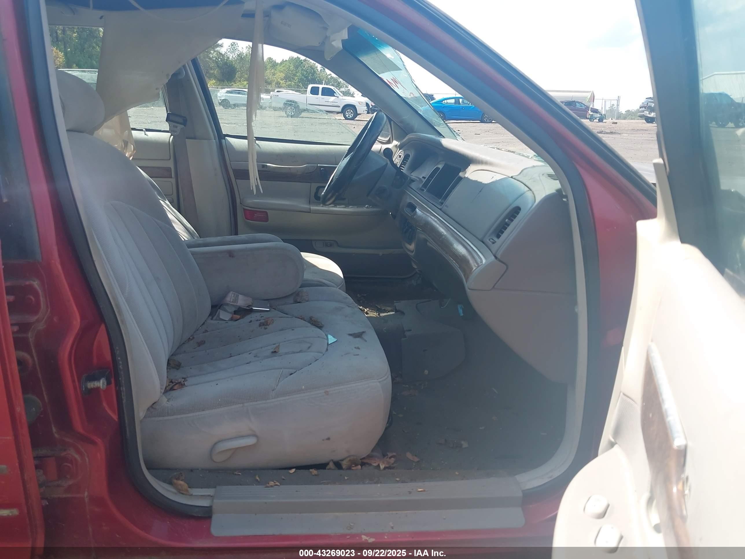 1998 Mercury Grand Marquis   Red vin: 2MEFM74W5WX655317