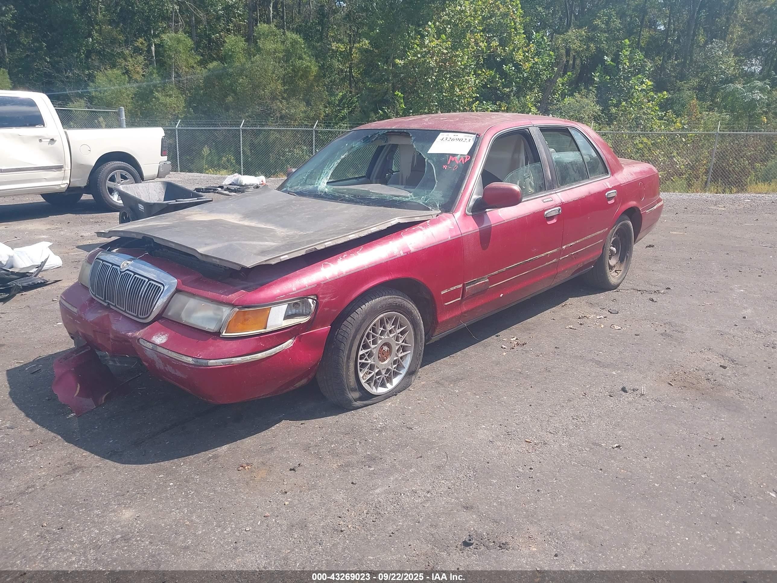 1998 Mercury Grand Marquis   Red vin: 2MEFM74W5WX655317