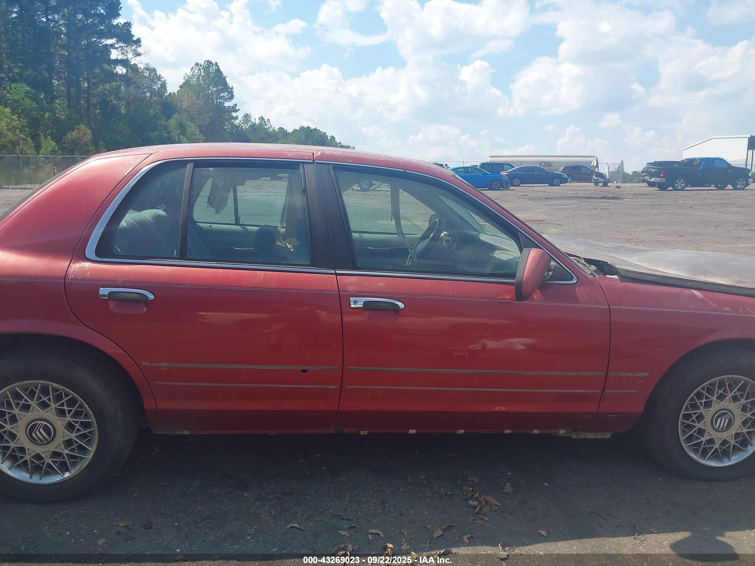 1998 Mercury Grand Marquis   Red vin: 2MEFM74W5WX655317
