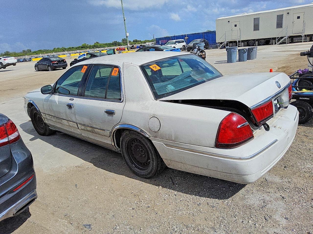 2001 Mercury Grand Marquis Gs White vin: 2MEFM74W61X610329
