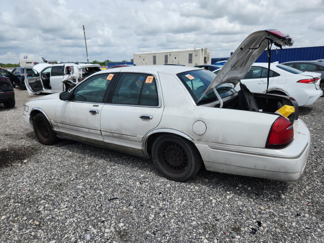 2001 Mercury Grand Marquis Gs White vin: 2MEFM74W61X610329 Damage: Left Qtr Panel, Dent(S) W/ Paint Dmg, 1/8 To 1/2 Inch