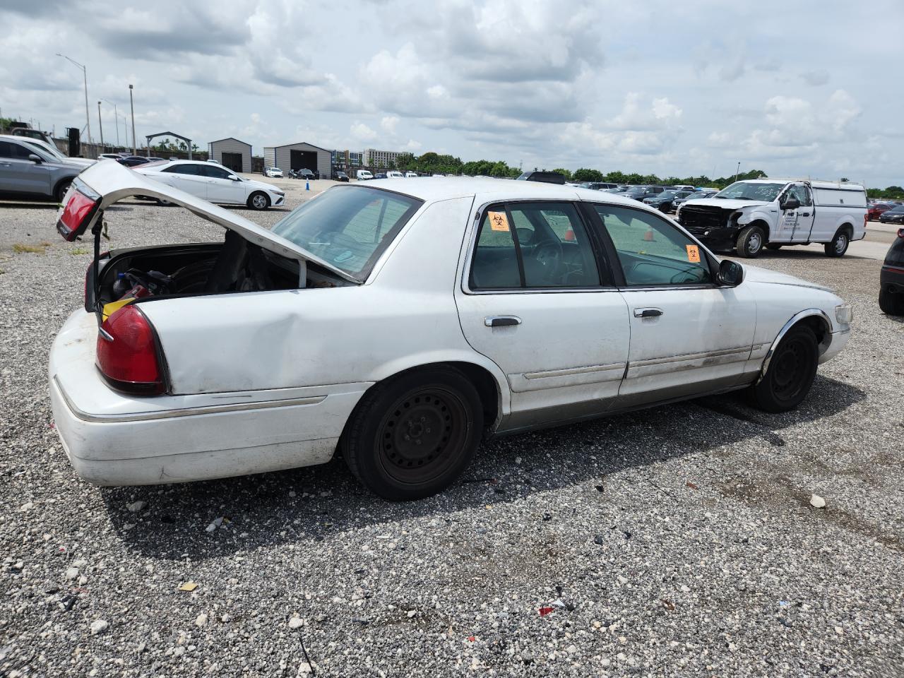 2001 Mercury Grand Marquis Gs White vin: 2MEFM74W61X610329 Damage: Right Tail Light, Broken, Replacement Required