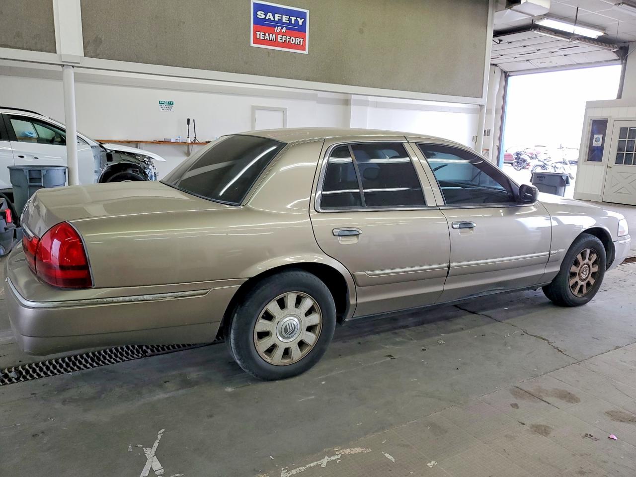 2003 Mercury Grand Marquis Gs Tan vin: 2MEFM74W63X703449