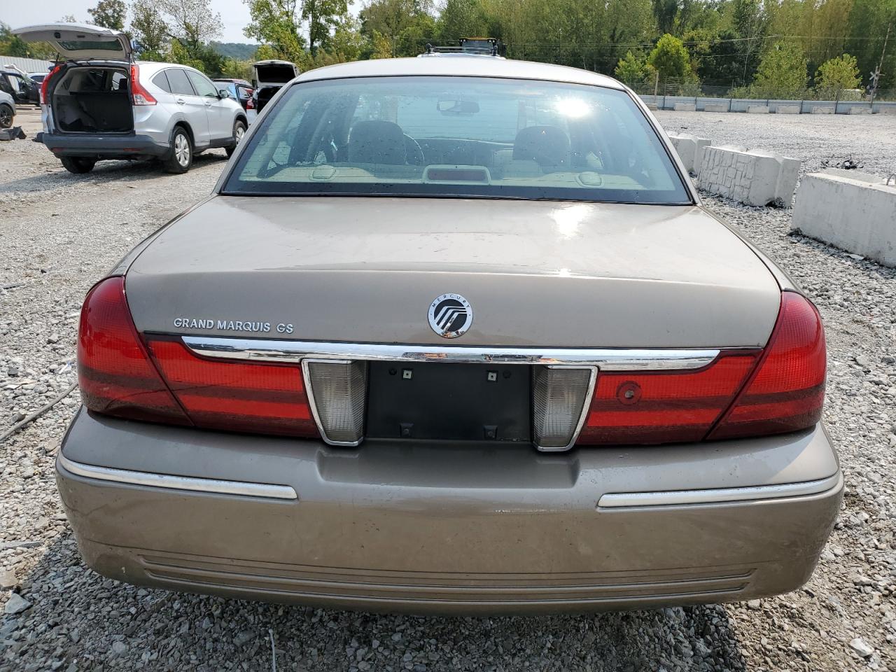 2004 Mercury Grand Marquis Gs Beige vin: 2MEFM74W64X657106