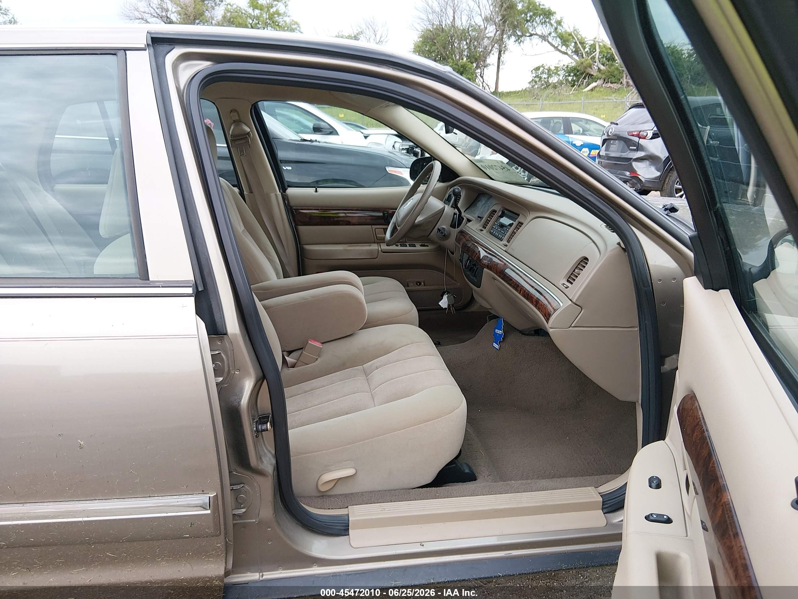 2004 Mercury Grand Marquis Gs Beige vin: 2MEFM74W74X684153