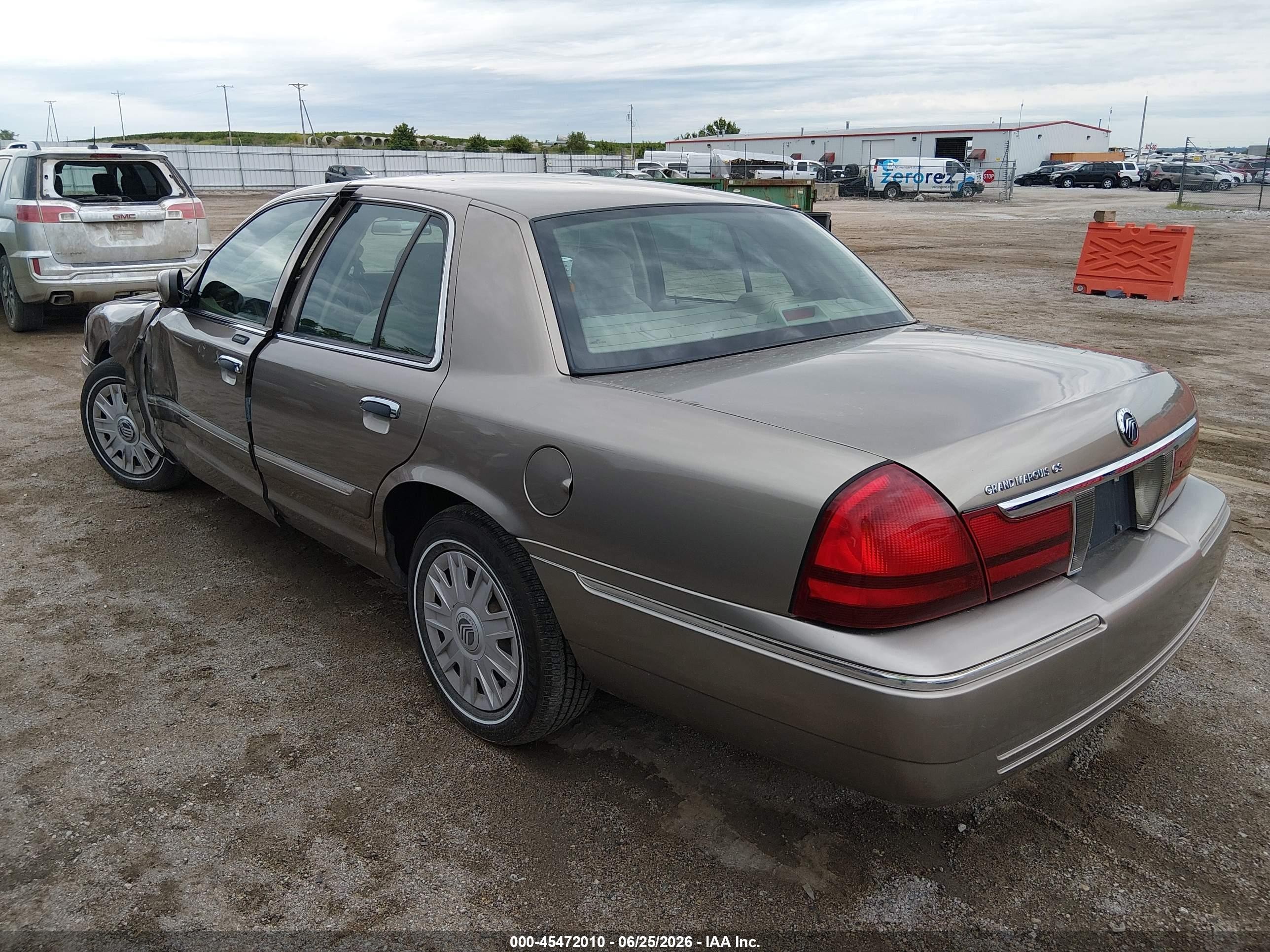 2004 Mercury Grand Marquis Gs Beige vin: 2MEFM74W74X684153
