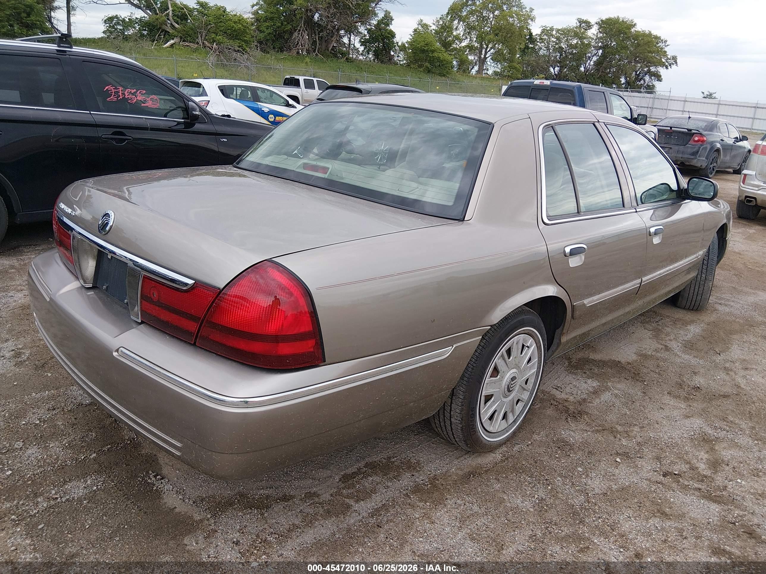 2004 Mercury Grand Marquis Gs Beige vin: 2MEFM74W74X684153