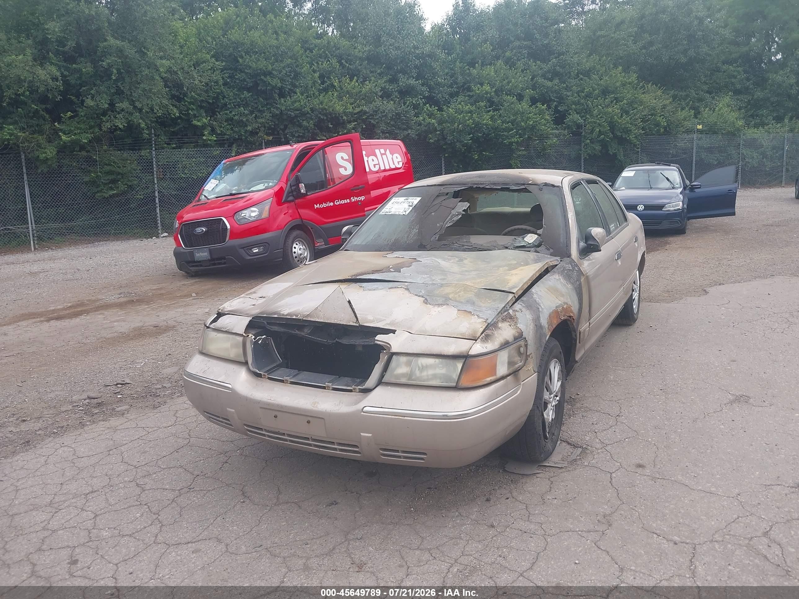1998 Mercury Grand Marquis   Gold vin: 2MEFM74W7WX692661