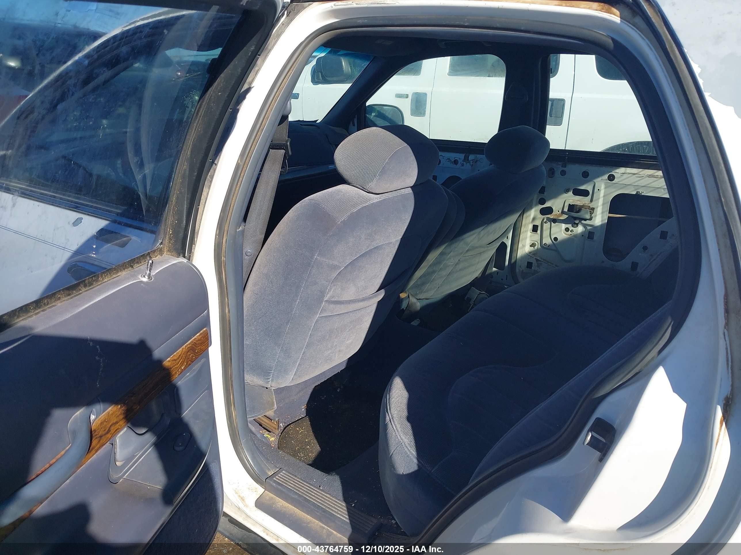 1998 Mercury Grand Marquis   White vin: 2MEFM74W8WX601638