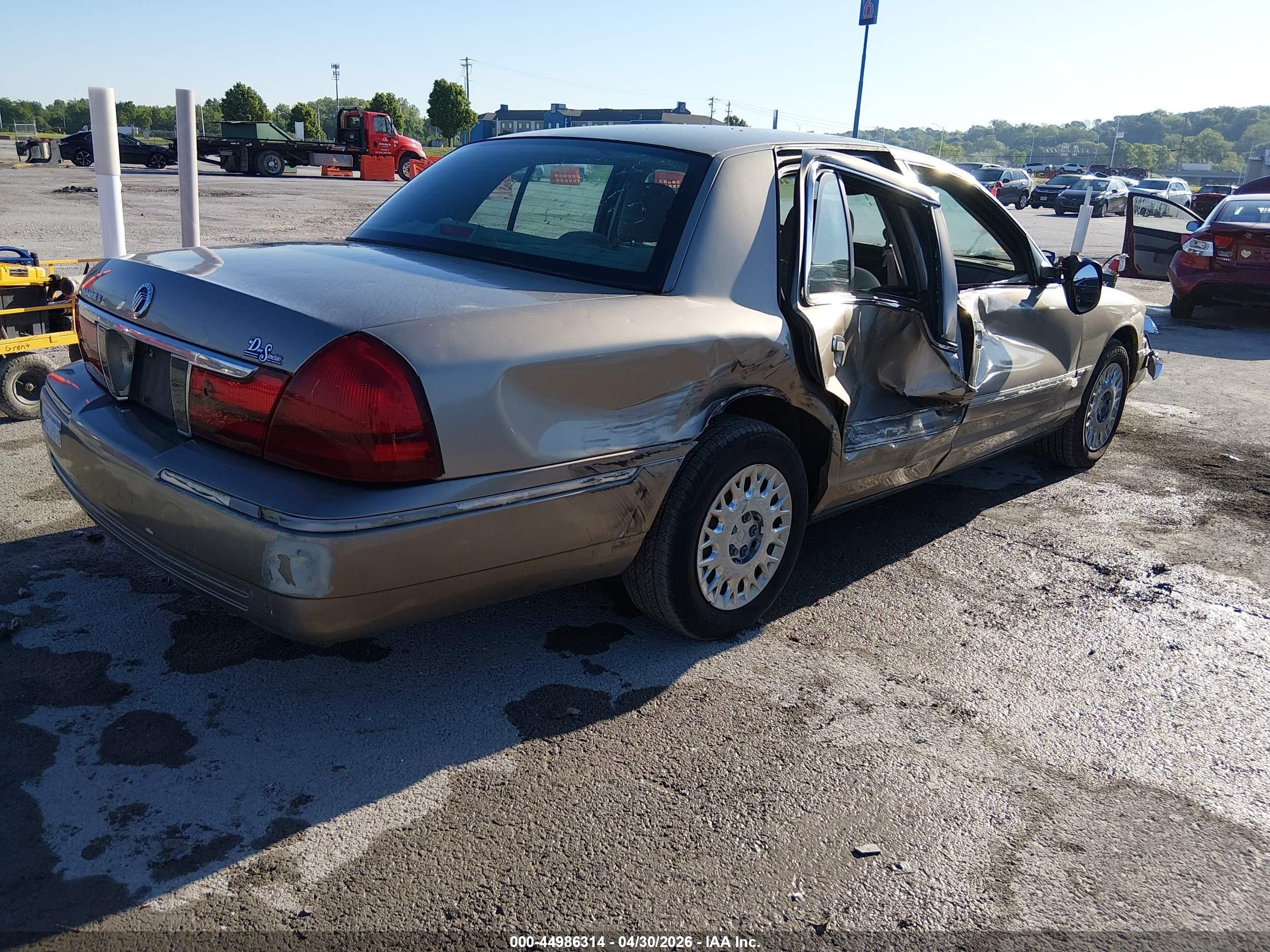 2003 Mercury Grand Marquis Gs Champagne vin: 2MEFM74W93X702649