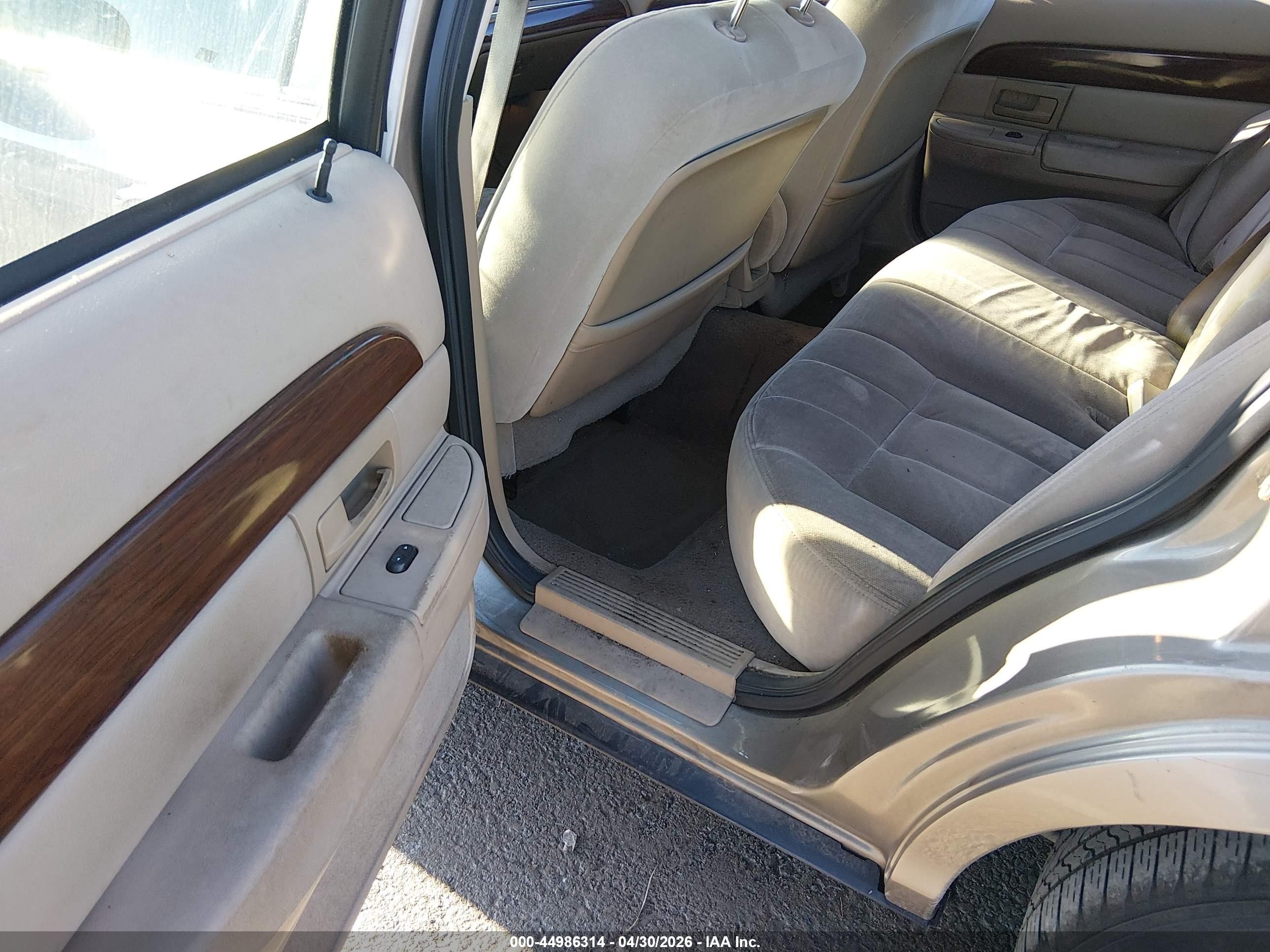 2003 Mercury Grand Marquis Gs Champagne vin: 2MEFM74W93X702649