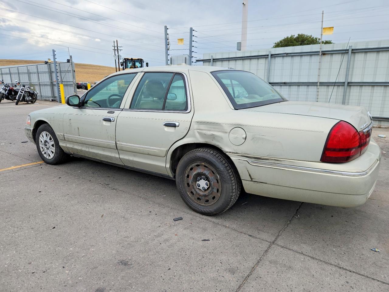 2005 Mercury Grand Marquis Gs Tan vin: 2MEFM74W95X610945