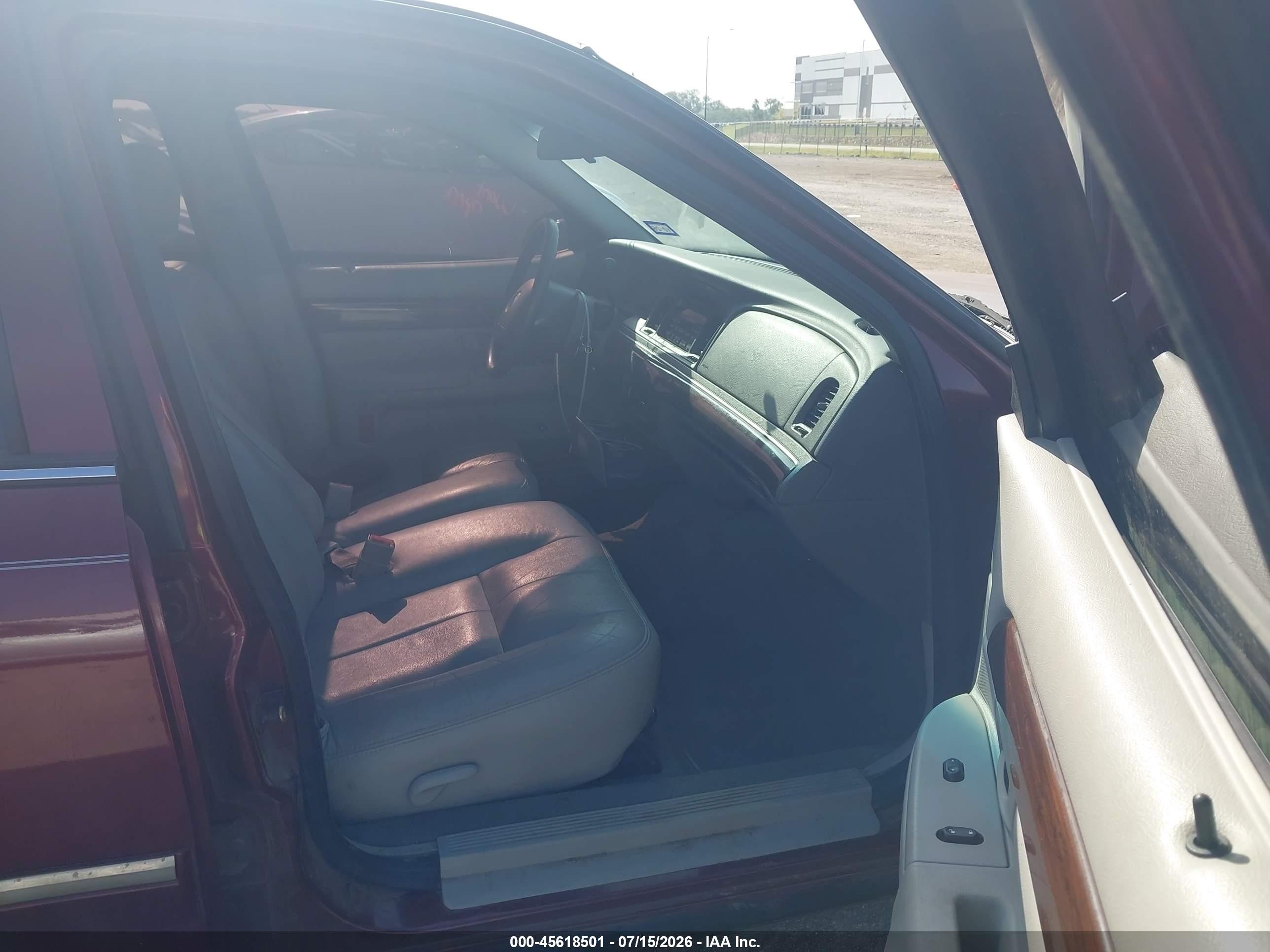 2004 Mercury Grand Marquis Gs Red vin: 2MEFM74WX4X612833