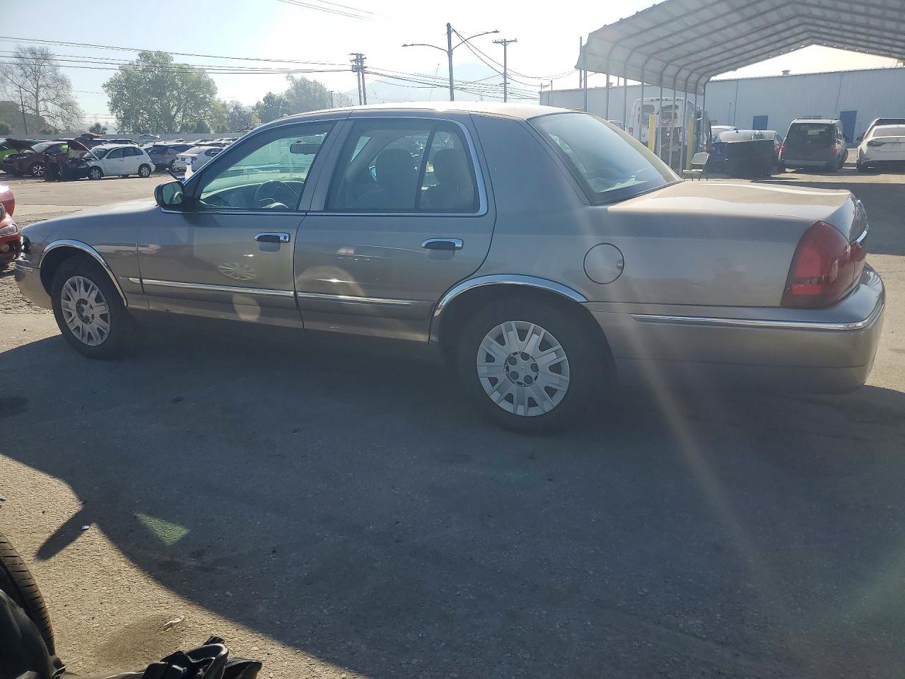 2004 Mercury Grand Marquis Gs Золотой vin: 2MEFM74WX4X662549