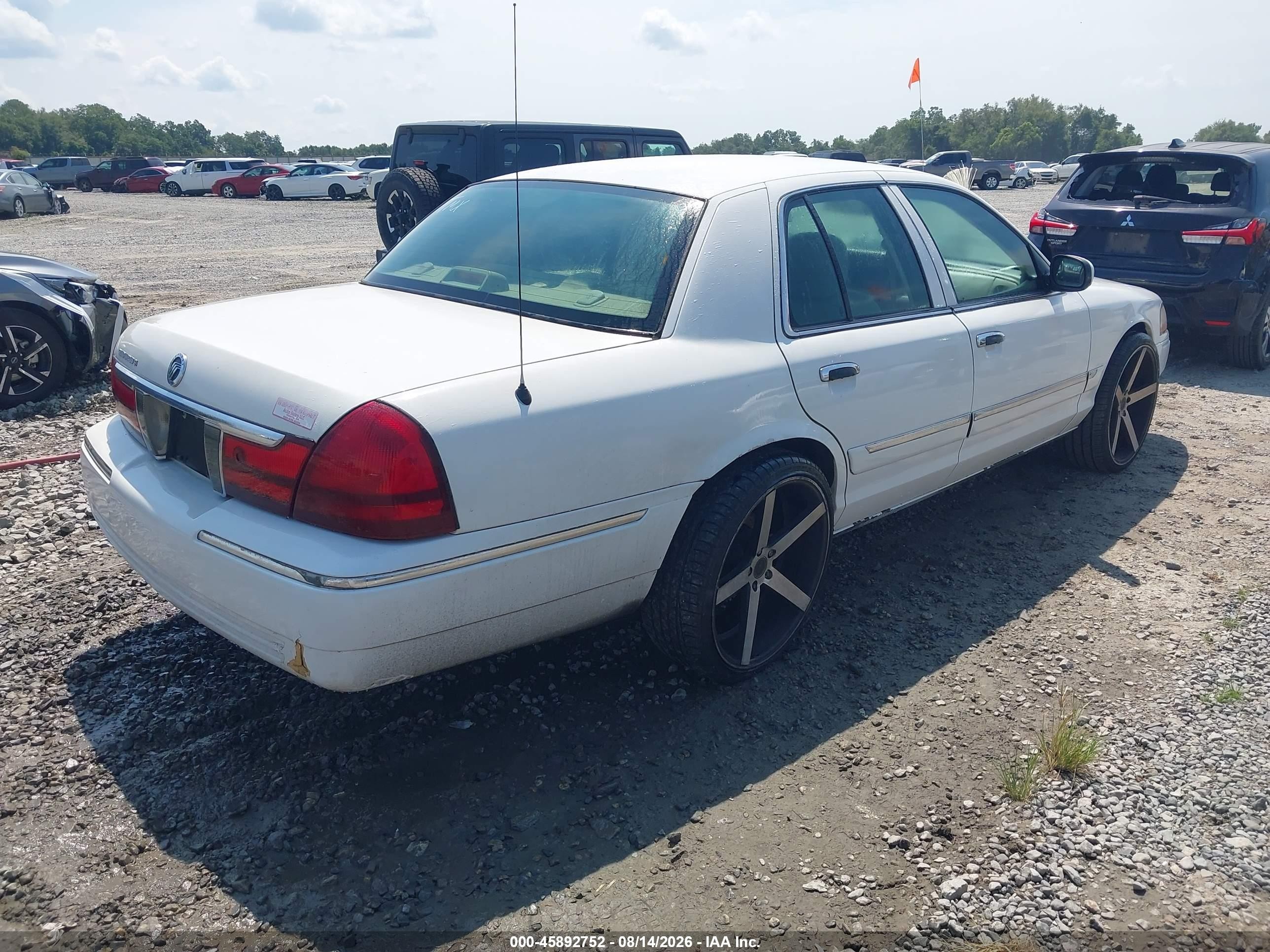 2005 Mercury Grand Marquis Gs Белый vin: 2MEFM74WX5X619086