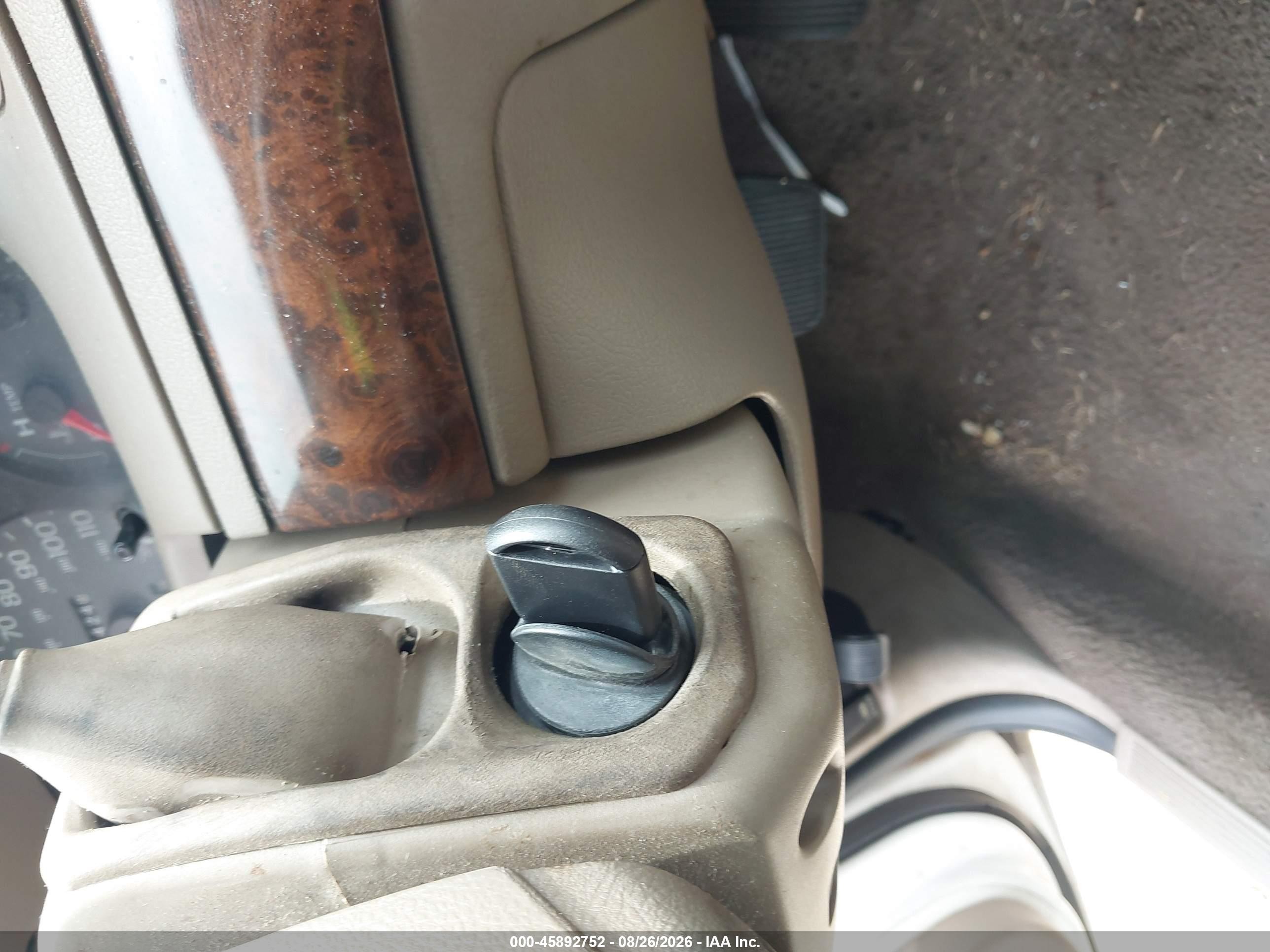 2005 Mercury Grand Marquis Gs Белый vin: 2MEFM74WX5X619086