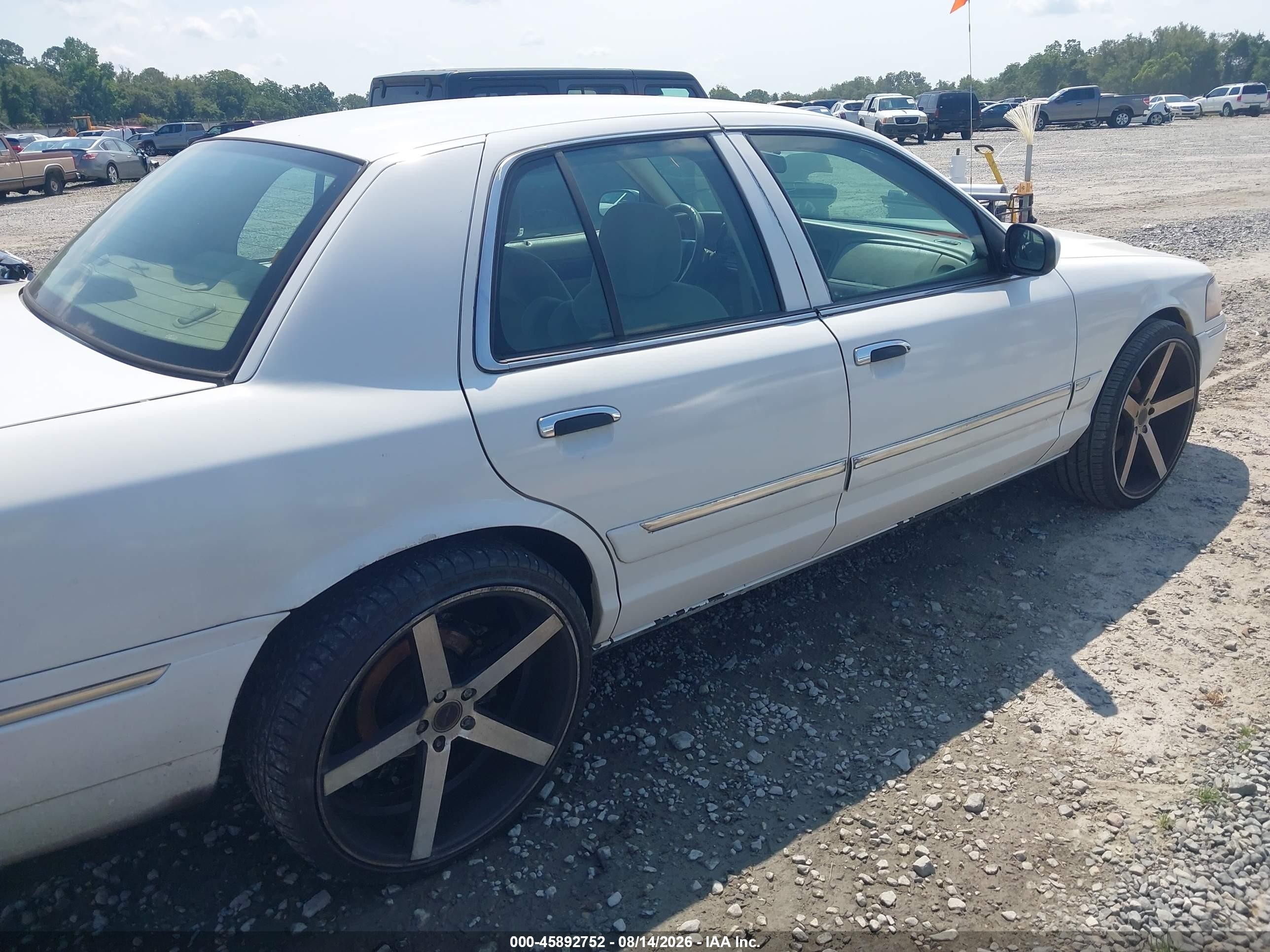2005 Mercury Grand Marquis Gs Белый vin: 2MEFM74WX5X619086