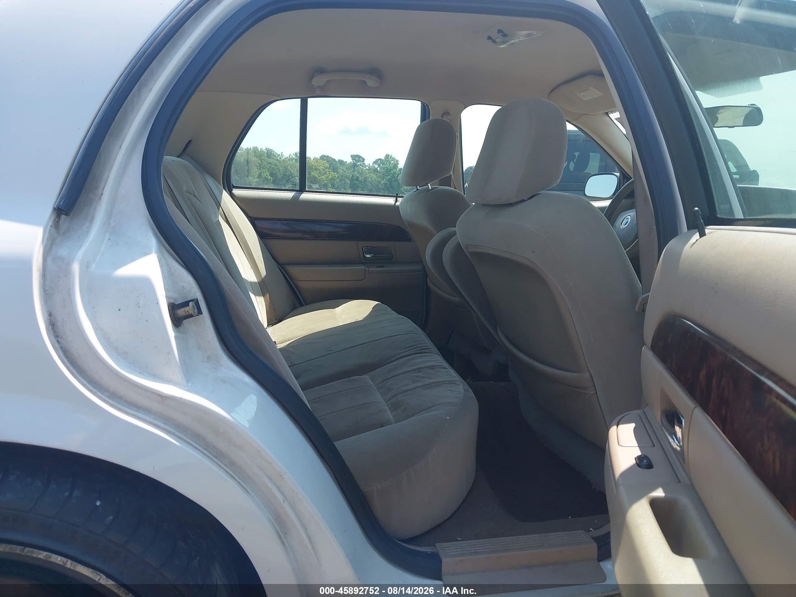 2005 Mercury Grand Marquis Gs Белый vin: 2MEFM74WX5X619086