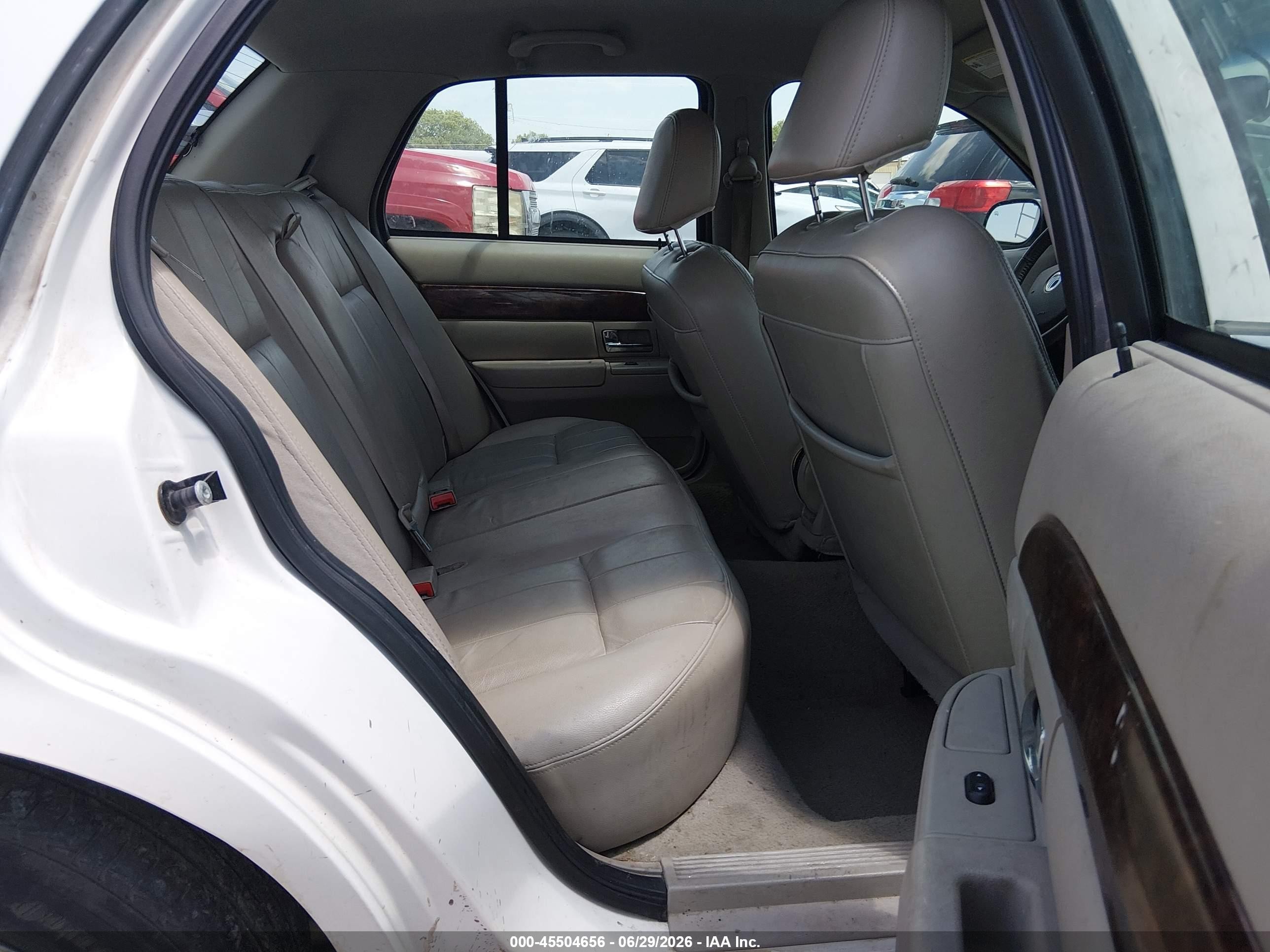2008 Mercury Grand Marquis Ls White vin: 2MEFM75V28X623353