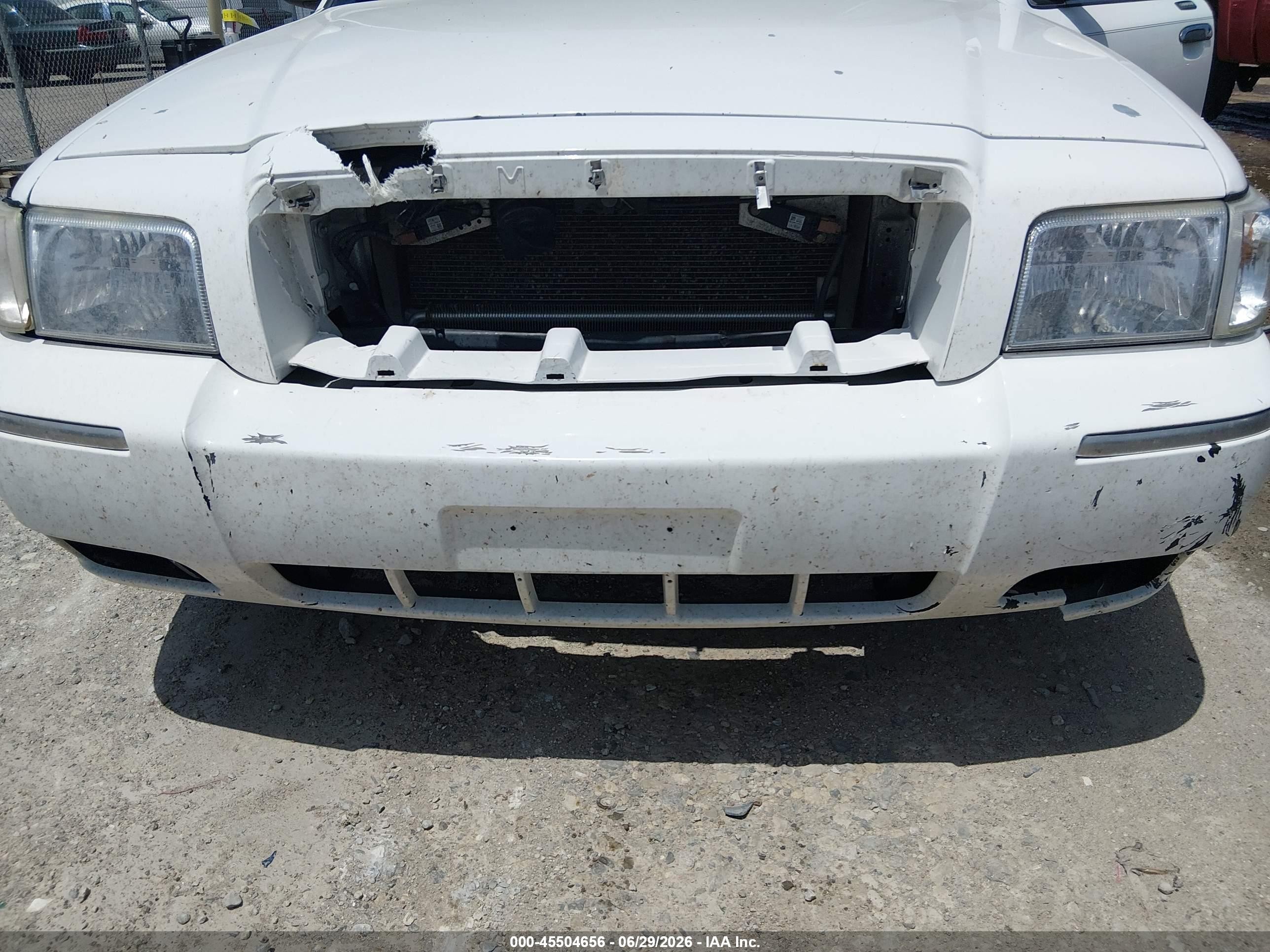 2008 Mercury Grand Marquis Ls White vin: 2MEFM75V28X623353